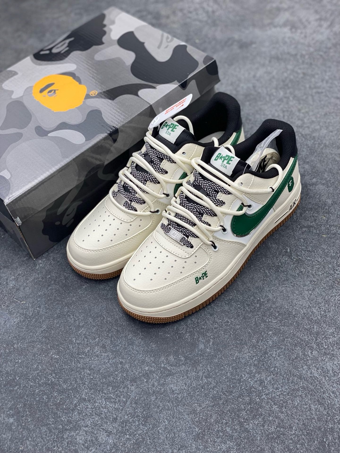 图片[8]-福利特价 Nike Air Force 1 \’07 Low “Bape联名——绿银生胶抽绳”空军一号 高端定制 低帮 运动鞋 休闲鞋 折边针车 工艺难度大 原楦头原纸板 原装鞋盒 定制五金配件 内置全掌气垫 原厂鞋底 货号：SJ1198-100 尺码：36 36.5 37.5 38 38.5 39 40 40.5 41 42 42.5 43 44 44.5 45-选品中心
