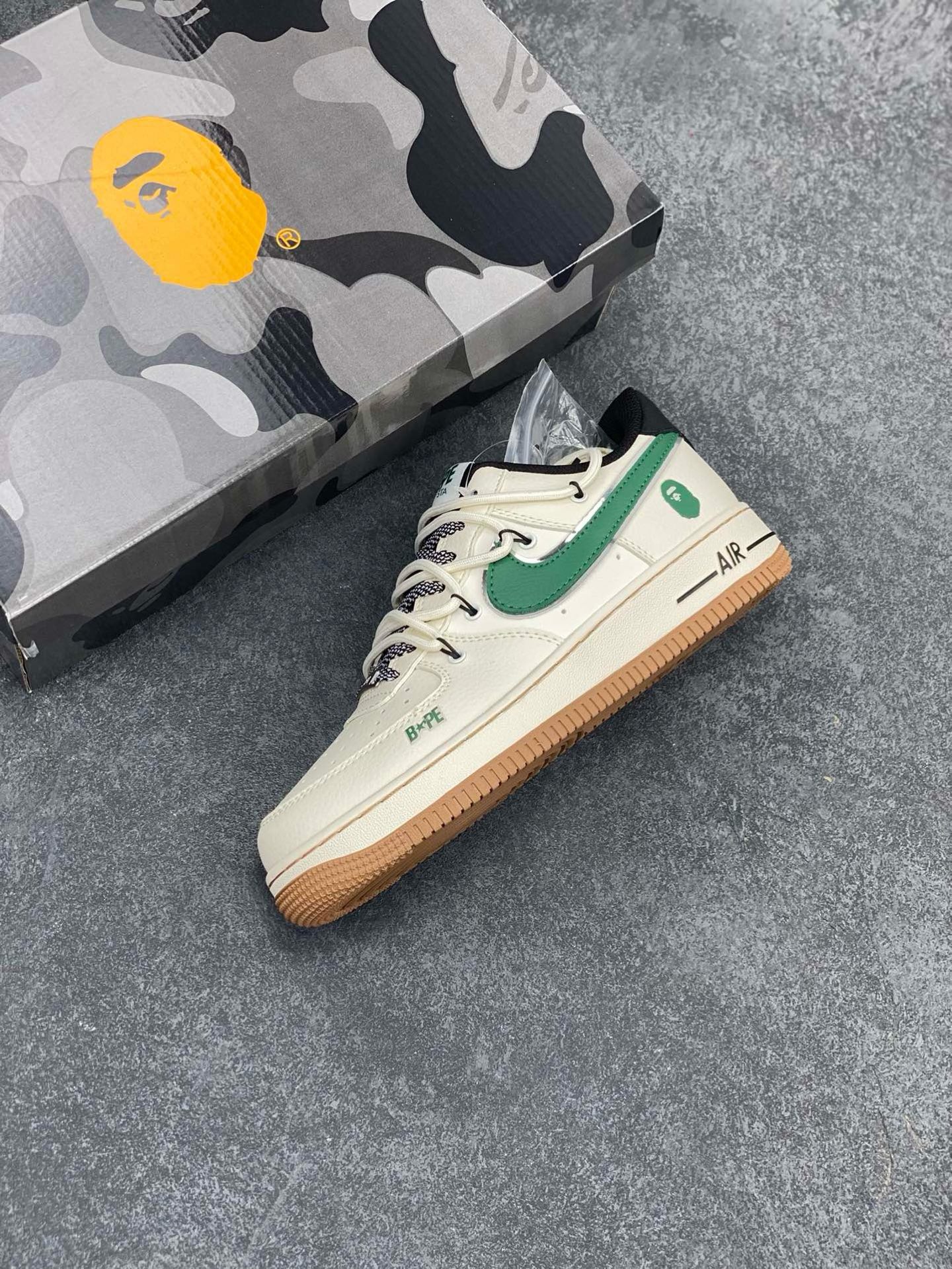 图片[7]-福利特价 Nike Air Force 1 \’07 Low “Bape联名——绿银生胶抽绳”空军一号 高端定制 低帮 运动鞋 休闲鞋 折边针车 工艺难度大 原楦头原纸板 原装鞋盒 定制五金配件 内置全掌气垫 原厂鞋底 货号：SJ1198-100 尺码：36 36.5 37.5 38 38.5 39 40 40.5 41 42 42.5 43 44 44.5 45-选品中心