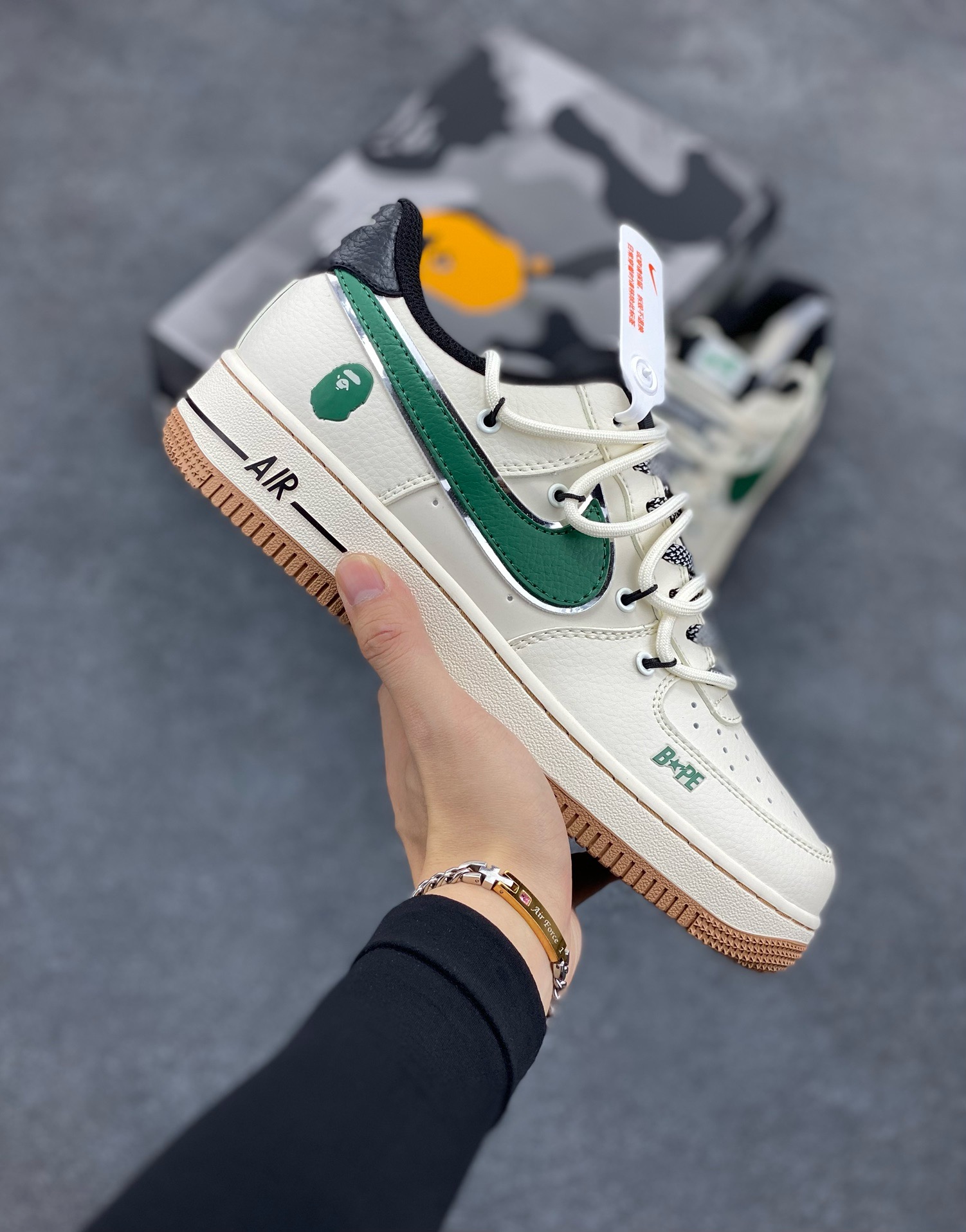 福利特价 Nike Air Force 1 \’07 Low “Bape联名——绿银生胶抽绳”空军一号 高端定制 低帮 运动鞋 休闲鞋 折边针车 工艺难度大 原楦头原纸板 原装鞋盒 定制五金配件 内置全掌气垫 原厂鞋底 货号：SJ1198-100 尺码：36 36.5 37.5 38 38.5 39 40 40.5 41 42 42.5 43 44 44.5 45-选品中心