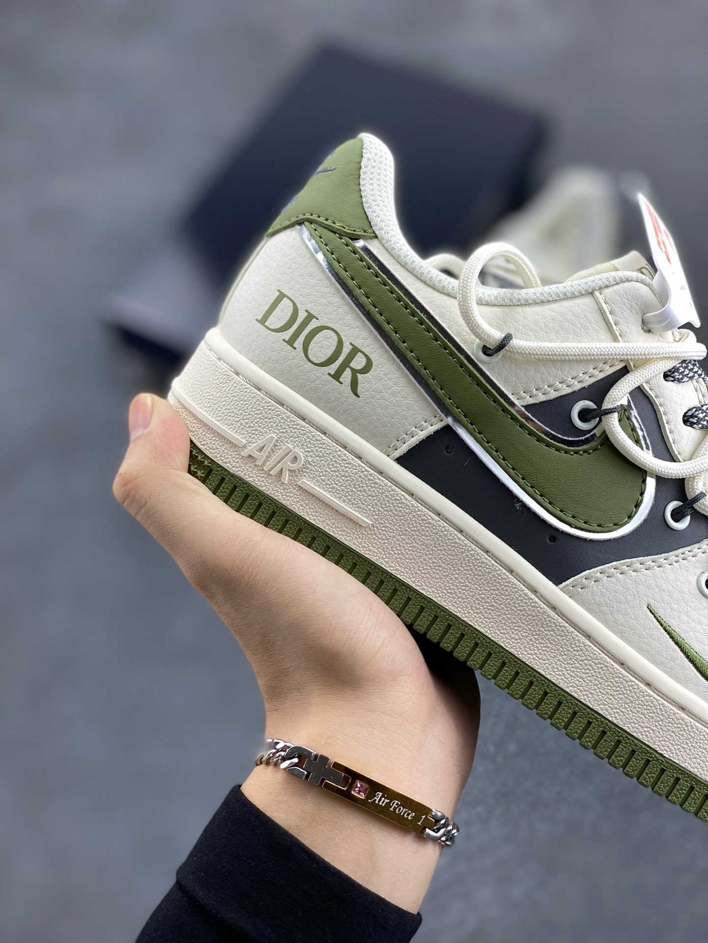 图片[6]-福利特价 Nike Air Force 1 \’07 Low “迪奥联名——米绿银抽绳”空军一号 高端定制 低帮 运动鞋 休闲鞋 折边针车 工艺难度大 原楦头原纸板 原装鞋盒 定制五金配件 内置全掌气垫 原厂鞋底 货号：SJ1198-200 尺码：36 36.5 37.5 38 38.5 39 40 40.5 41 42 42.5 43 44 44.5 45-选品中心