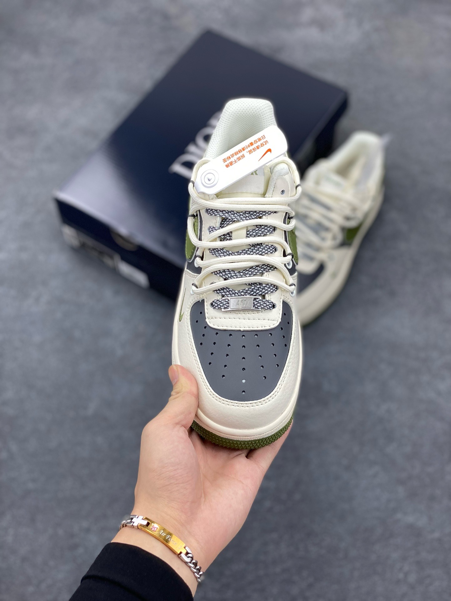 图片[2]-福利特价 Nike Air Force 1 \’07 Low “迪奥联名——米绿银抽绳”空军一号 高端定制 低帮 运动鞋 休闲鞋 折边针车 工艺难度大 原楦头原纸板 原装鞋盒 定制五金配件 内置全掌气垫 原厂鞋底 货号：SJ1198-200 尺码：36 36.5 37.5 38 38.5 39 40 40.5 41 42 42.5 43 44 44.5 45-选品中心