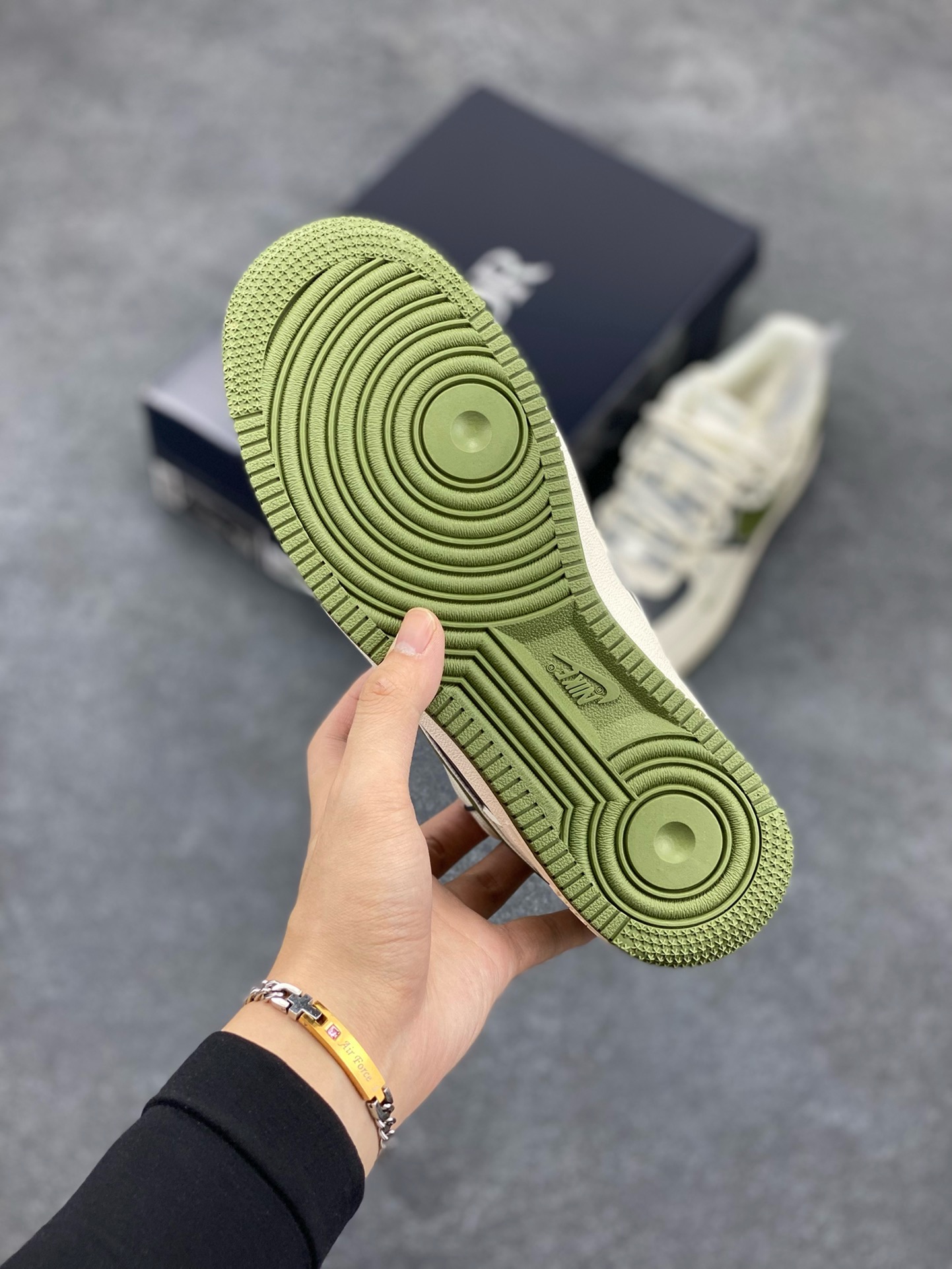 图片[5]-福利特价 Nike Air Force 1 \’07 Low “迪奥联名——米绿银抽绳”空军一号 高端定制 低帮 运动鞋 休闲鞋 折边针车 工艺难度大 原楦头原纸板 原装鞋盒 定制五金配件 内置全掌气垫 原厂鞋底 货号：SJ1198-200 尺码：36 36.5 37.5 38 38.5 39 40 40.5 41 42 42.5 43 44 44.5 45-选品中心