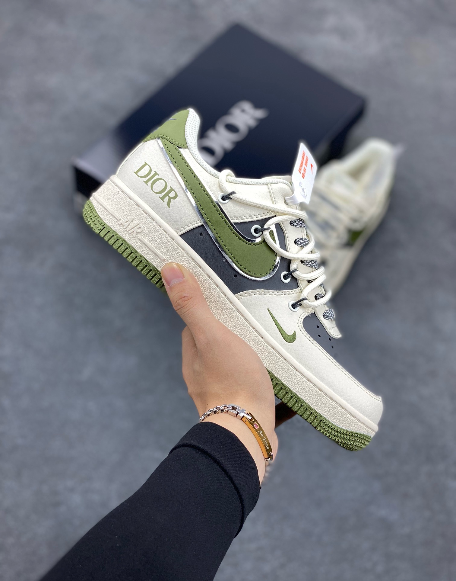 福利特价 Nike Air Force 1 \’07 Low “迪奥联名——米绿银抽绳”空军一号 高端定制 低帮 运动鞋 休闲鞋 折边针车 工艺难度大 原楦头原纸板 原装鞋盒 定制五金配件 内置全掌气垫 原厂鞋底 货号：SJ1198-200 尺码：36 36.5 37.5 38 38.5 39 40 40.5 41 42 42.5 43 44 44.5 45-选品中心