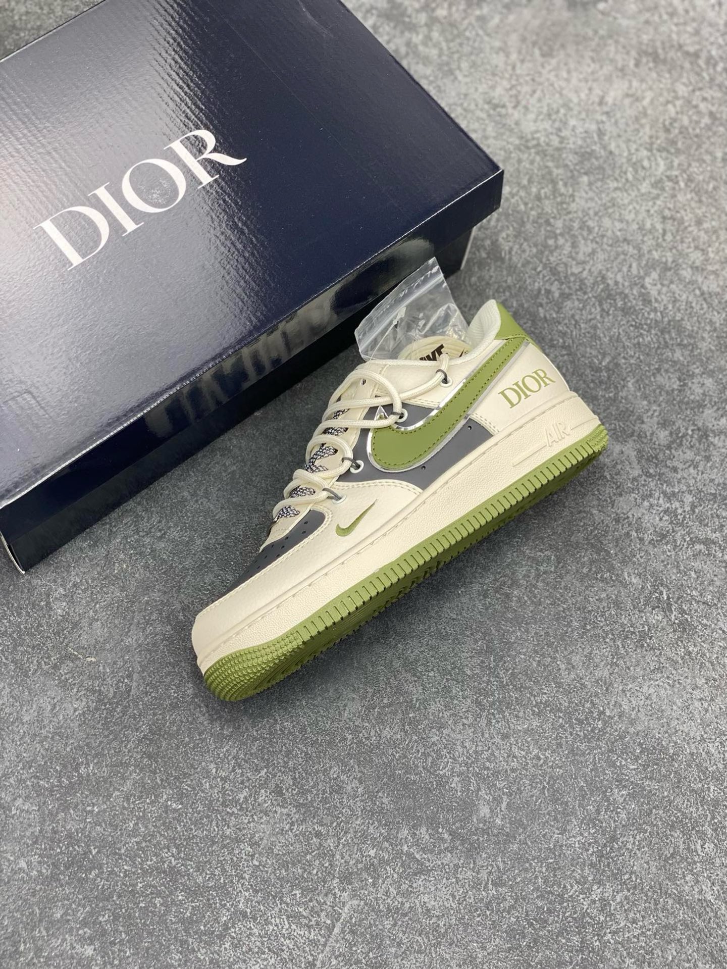 图片[7]-福利特价 Nike Air Force 1 \’07 Low “迪奥联名——米绿银抽绳”空军一号 高端定制 低帮 运动鞋 休闲鞋 折边针车 工艺难度大 原楦头原纸板 原装鞋盒 定制五金配件 内置全掌气垫 原厂鞋底 货号：SJ1198-200 尺码：36 36.5 37.5 38 38.5 39 40 40.5 41 42 42.5 43 44 44.5 45-选品中心