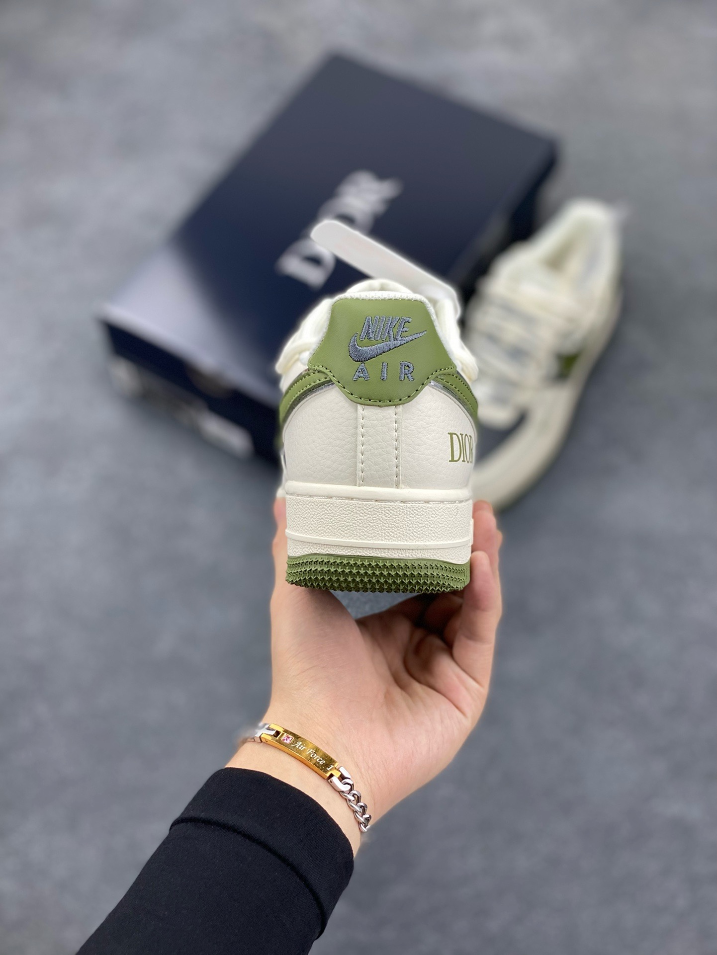 图片[4]-福利特价 Nike Air Force 1 \’07 Low “迪奥联名——米绿银抽绳”空军一号 高端定制 低帮 运动鞋 休闲鞋 折边针车 工艺难度大 原楦头原纸板 原装鞋盒 定制五金配件 内置全掌气垫 原厂鞋底 货号：SJ1198-200 尺码：36 36.5 37.5 38 38.5 39 40 40.5 41 42 42.5 43 44 44.5 45-选品中心