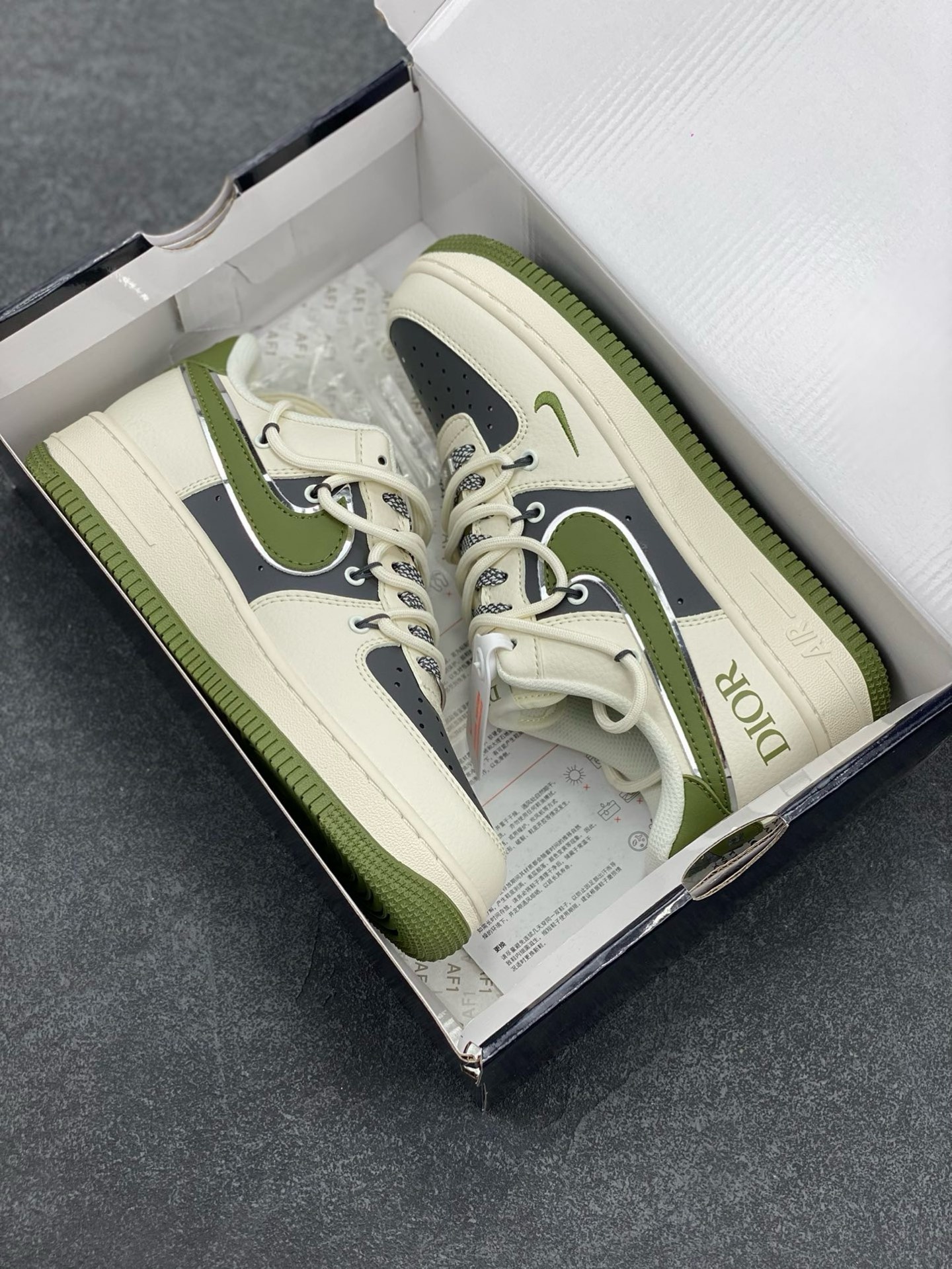 图片[9]-福利特价 Nike Air Force 1 \’07 Low “迪奥联名——米绿银抽绳”空军一号 高端定制 低帮 运动鞋 休闲鞋 折边针车 工艺难度大 原楦头原纸板 原装鞋盒 定制五金配件 内置全掌气垫 原厂鞋底 货号：SJ1198-200 尺码：36 36.5 37.5 38 38.5 39 40 40.5 41 42 42.5 43 44 44.5 45-选品中心