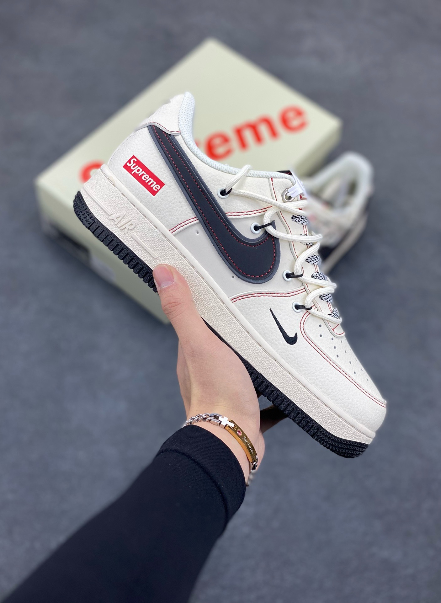 福利特价 Nike Air Force 1 \'07 Low “迪奥联名——米绿银抽绳”空军一号 高端定制 低帮 运动鞋 休闲鞋 折边针车 工艺难度大 原楦头原纸板 原装鞋盒 定制五金配件 内置全掌气垫 原厂鞋底 货号：SJ1198-200 尺码：36 36.5 37.5 38 38.5 39 40 40.5 41 42 42.5 43 44 44.5 45-选品中心