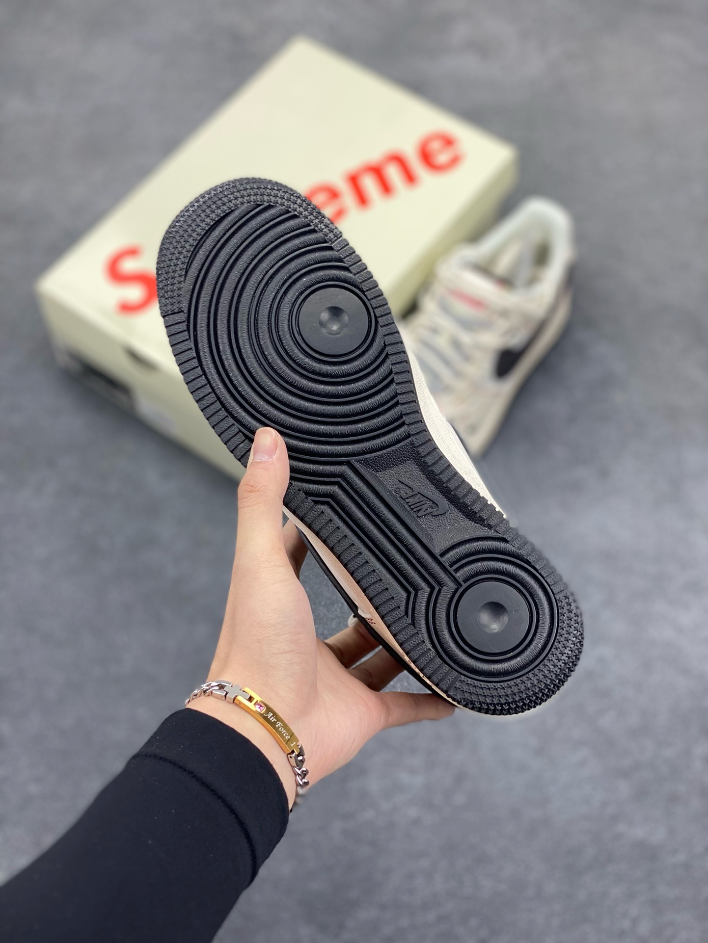 图片[5]-福利特价 Nike Air Force 1 \’07 Low “迪奥联名——米绿银抽绳”空军一号 高端定制 低帮 运动鞋 休闲鞋 折边针车 工艺难度大 原楦头原纸板 原装鞋盒 定制五金配件 内置全掌气垫 原厂鞋底 货号：SJ1198-200 尺码：36 36.5 37.5 38 38.5 39 40 40.5 41 42 42.5 43 44 44.5 45-选品中心