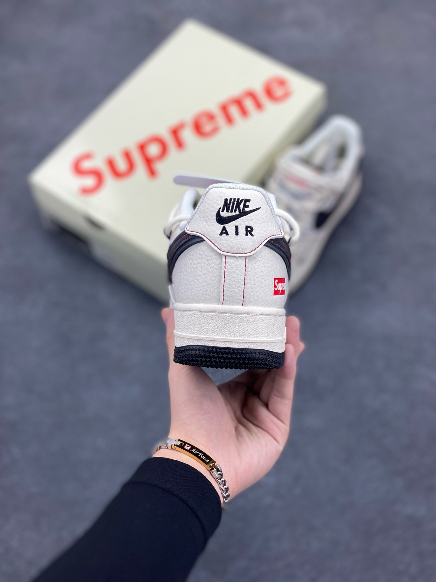 图片[4]-福利特价 Nike Air Force 1 \’07 Low “迪奥联名——米绿银抽绳”空军一号 高端定制 低帮 运动鞋 休闲鞋 折边针车 工艺难度大 原楦头原纸板 原装鞋盒 定制五金配件 内置全掌气垫 原厂鞋底 货号：SJ1198-200 尺码：36 36.5 37.5 38 38.5 39 40 40.5 41 42 42.5 43 44 44.5 45-选品中心