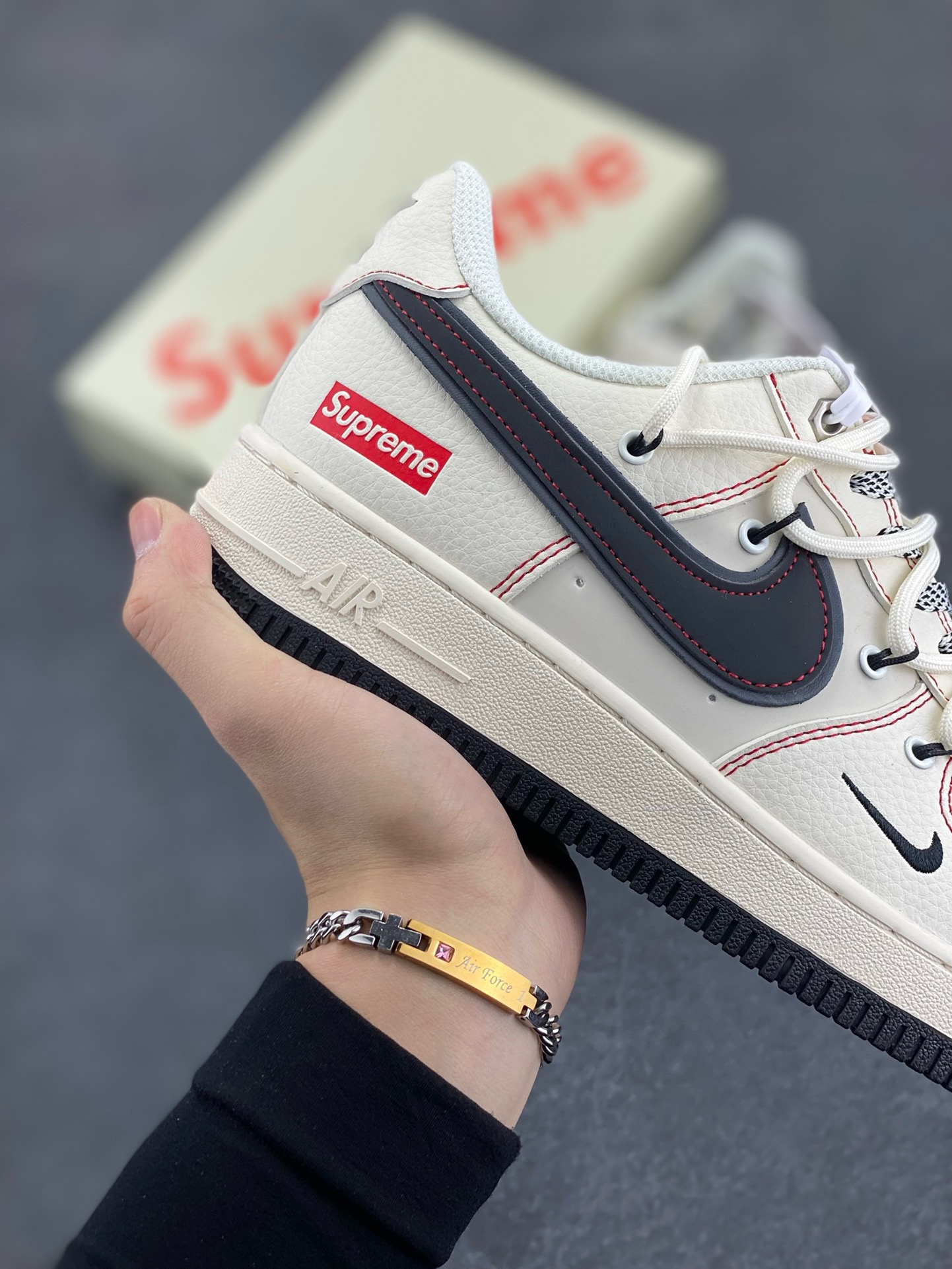 图片[6]-福利特价 Nike Air Force 1 \’07 Low “迪奥联名——米绿银抽绳”空军一号 高端定制 低帮 运动鞋 休闲鞋 折边针车 工艺难度大 原楦头原纸板 原装鞋盒 定制五金配件 内置全掌气垫 原厂鞋底 货号：SJ1198-200 尺码：36 36.5 37.5 38 38.5 39 40 40.5 41 42 42.5 43 44 44.5 45-选品中心