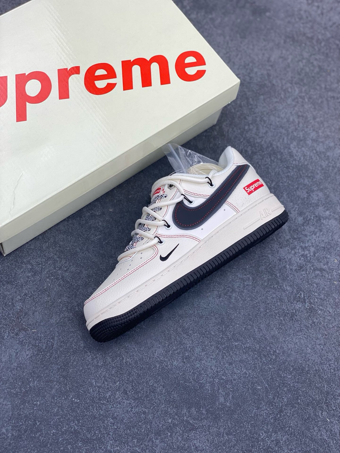 图片[7]-福利特价 Nike Air Force 1 \’07 Low “迪奥联名——米绿银抽绳”空军一号 高端定制 低帮 运动鞋 休闲鞋 折边针车 工艺难度大 原楦头原纸板 原装鞋盒 定制五金配件 内置全掌气垫 原厂鞋底 货号：SJ1198-200 尺码：36 36.5 37.5 38 38.5 39 40 40.5 41 42 42.5 43 44 44.5 45-选品中心