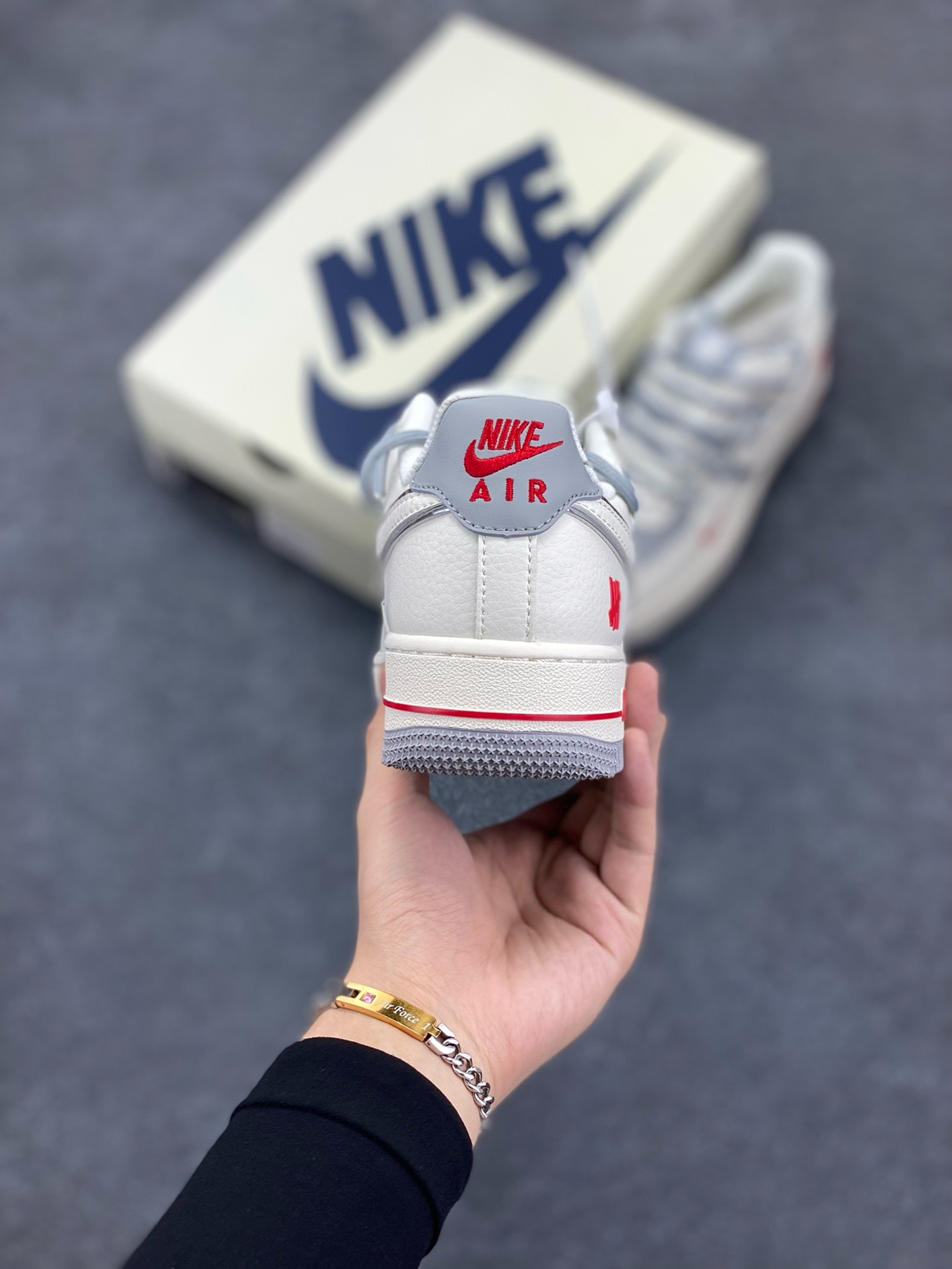 图片[4]-福利特价 Nike Air Force 1 \’07 Low “UN联名——米灰银抽绳”空军一号 高端定制 低帮 运动鞋 休闲鞋 折边针车 工艺难度大 原楦头原纸板 原装鞋盒 定制五金配件 内置全掌气垫 原厂鞋底 货号：SJ1198-500 尺码：36 36.5 37.5 38 38.5 39 40 40.5 41 42 42.5 43 44 44.5 45-选品中心