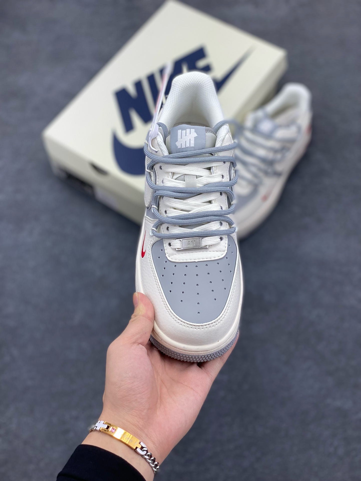 图片[2]-福利特价 Nike Air Force 1 \’07 Low “UN联名——米灰银抽绳”空军一号 高端定制 低帮 运动鞋 休闲鞋 折边针车 工艺难度大 原楦头原纸板 原装鞋盒 定制五金配件 内置全掌气垫 原厂鞋底 货号：SJ1198-500 尺码：36 36.5 37.5 38 38.5 39 40 40.5 41 42 42.5 43 44 44.5 45-选品中心