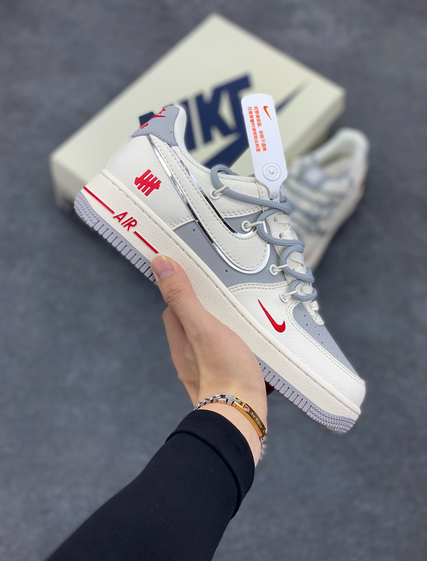 福利特价 Nike Air Force 1 \’07 Low “UN联名——米灰银抽绳”空军一号 高端定制 低帮 运动鞋 休闲鞋 折边针车 工艺难度大 原楦头原纸板 原装鞋盒 定制五金配件 内置全掌气垫 原厂鞋底 货号：SJ1198-500 尺码：36 36.5 37.5 38 38.5 39 40 40.5 41 42 42.5 43 44 44.5 45-选品中心