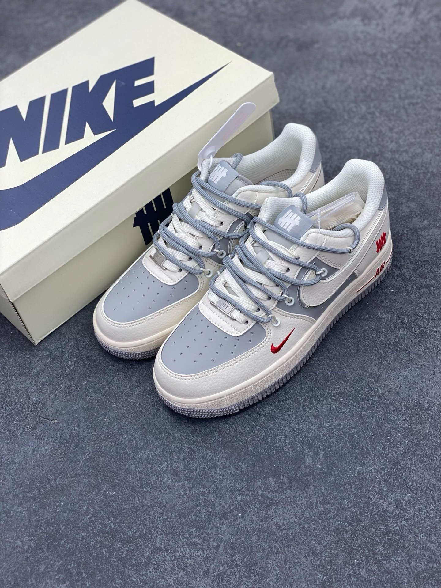 图片[8]-福利特价 Nike Air Force 1 \’07 Low “UN联名——米灰银抽绳”空军一号 高端定制 低帮 运动鞋 休闲鞋 折边针车 工艺难度大 原楦头原纸板 原装鞋盒 定制五金配件 内置全掌气垫 原厂鞋底 货号：SJ1198-500 尺码：36 36.5 37.5 38 38.5 39 40 40.5 41 42 42.5 43 44 44.5 45-选品中心