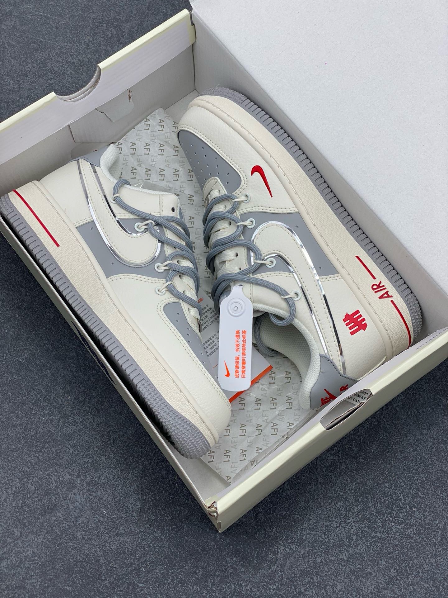 图片[9]-福利特价 Nike Air Force 1 \’07 Low “UN联名——米灰银抽绳”空军一号 高端定制 低帮 运动鞋 休闲鞋 折边针车 工艺难度大 原楦头原纸板 原装鞋盒 定制五金配件 内置全掌气垫 原厂鞋底 货号：SJ1198-500 尺码：36 36.5 37.5 38 38.5 39 40 40.5 41 42 42.5 43 44 44.5 45-选品中心