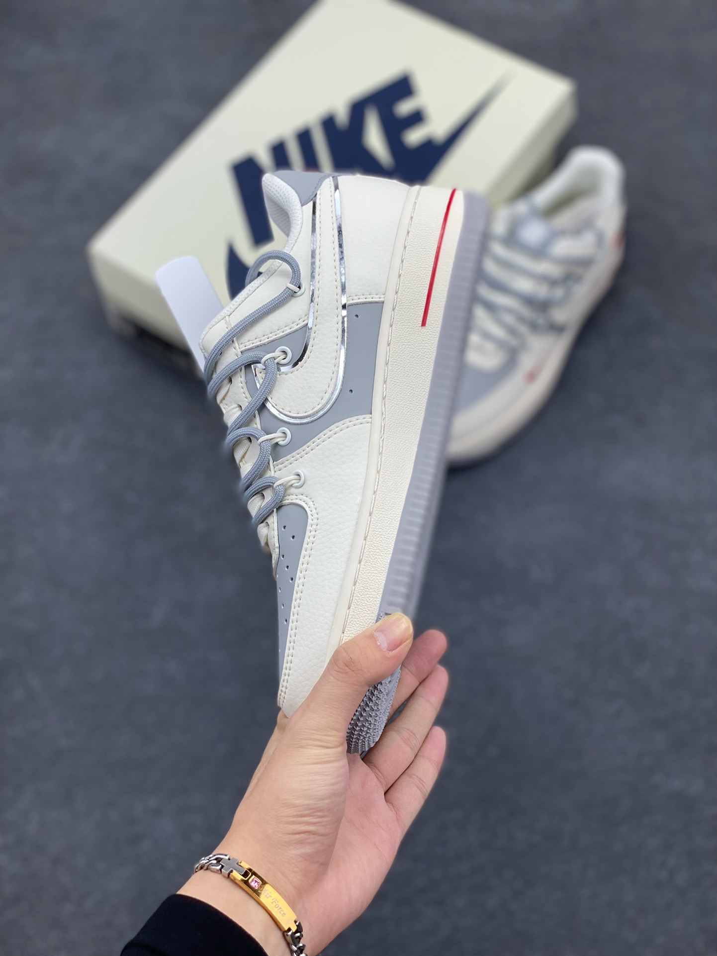 图片[3]-福利特价 Nike Air Force 1 \’07 Low “UN联名——米灰银抽绳”空军一号 高端定制 低帮 运动鞋 休闲鞋 折边针车 工艺难度大 原楦头原纸板 原装鞋盒 定制五金配件 内置全掌气垫 原厂鞋底 货号：SJ1198-500 尺码：36 36.5 37.5 38 38.5 39 40 40.5 41 42 42.5 43 44 44.5 45-选品中心