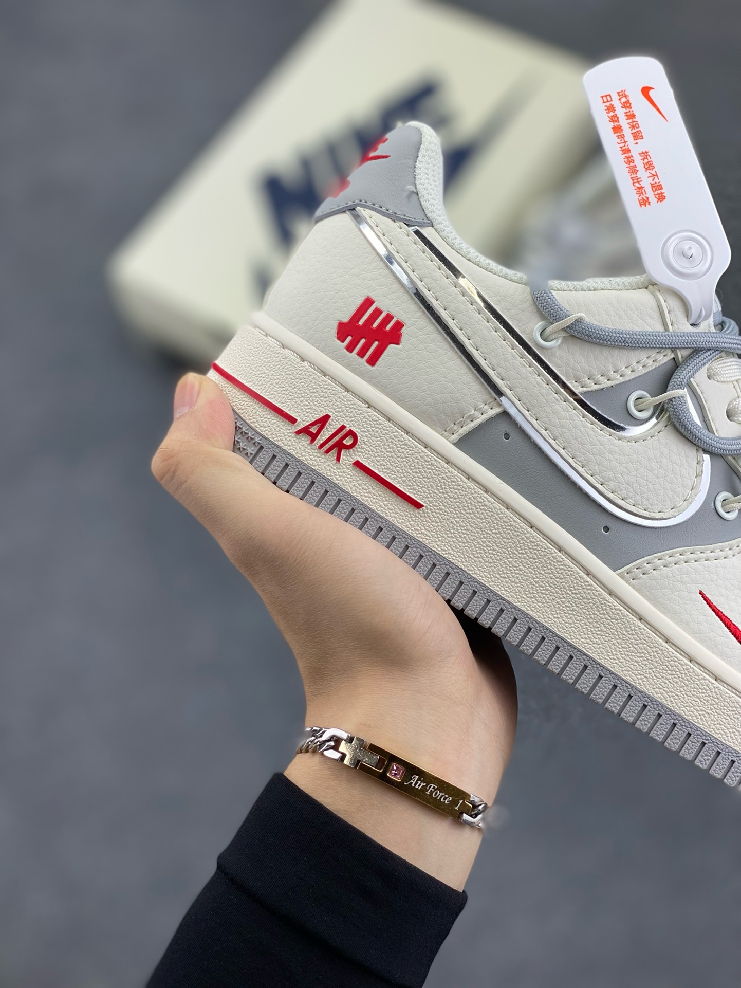图片[6]-福利特价 Nike Air Force 1 \’07 Low “UN联名——米灰银抽绳”空军一号 高端定制 低帮 运动鞋 休闲鞋 折边针车 工艺难度大 原楦头原纸板 原装鞋盒 定制五金配件 内置全掌气垫 原厂鞋底 货号：SJ1198-500 尺码：36 36.5 37.5 38 38.5 39 40 40.5 41 42 42.5 43 44 44.5 45-选品中心