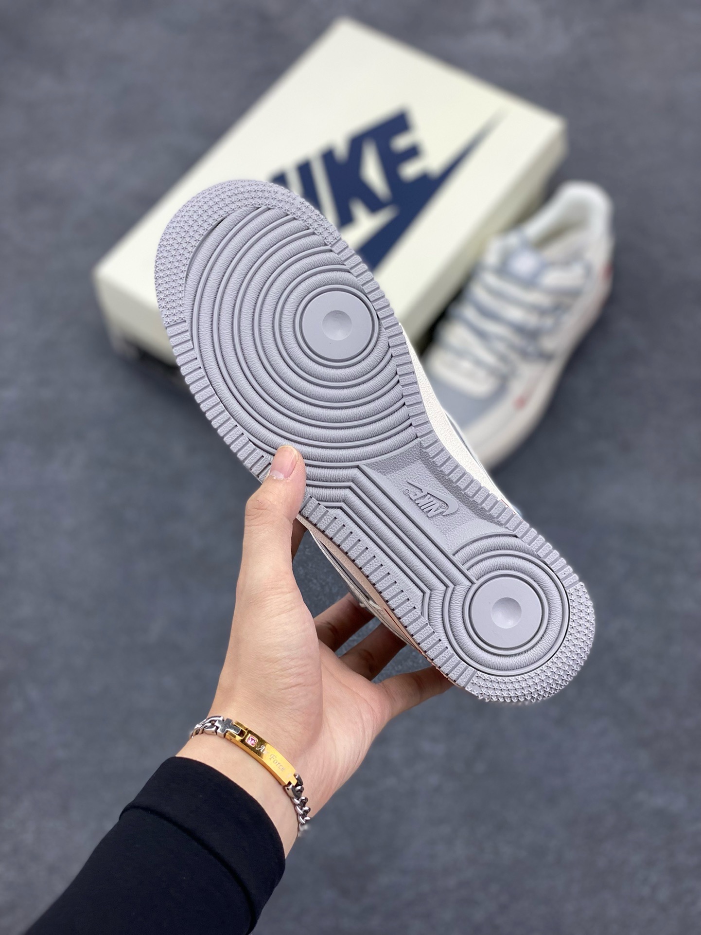 图片[5]-福利特价 Nike Air Force 1 \’07 Low “UN联名——米灰银抽绳”空军一号 高端定制 低帮 运动鞋 休闲鞋 折边针车 工艺难度大 原楦头原纸板 原装鞋盒 定制五金配件 内置全掌气垫 原厂鞋底 货号：SJ1198-500 尺码：36 36.5 37.5 38 38.5 39 40 40.5 41 42 42.5 43 44 44.5 45-选品中心