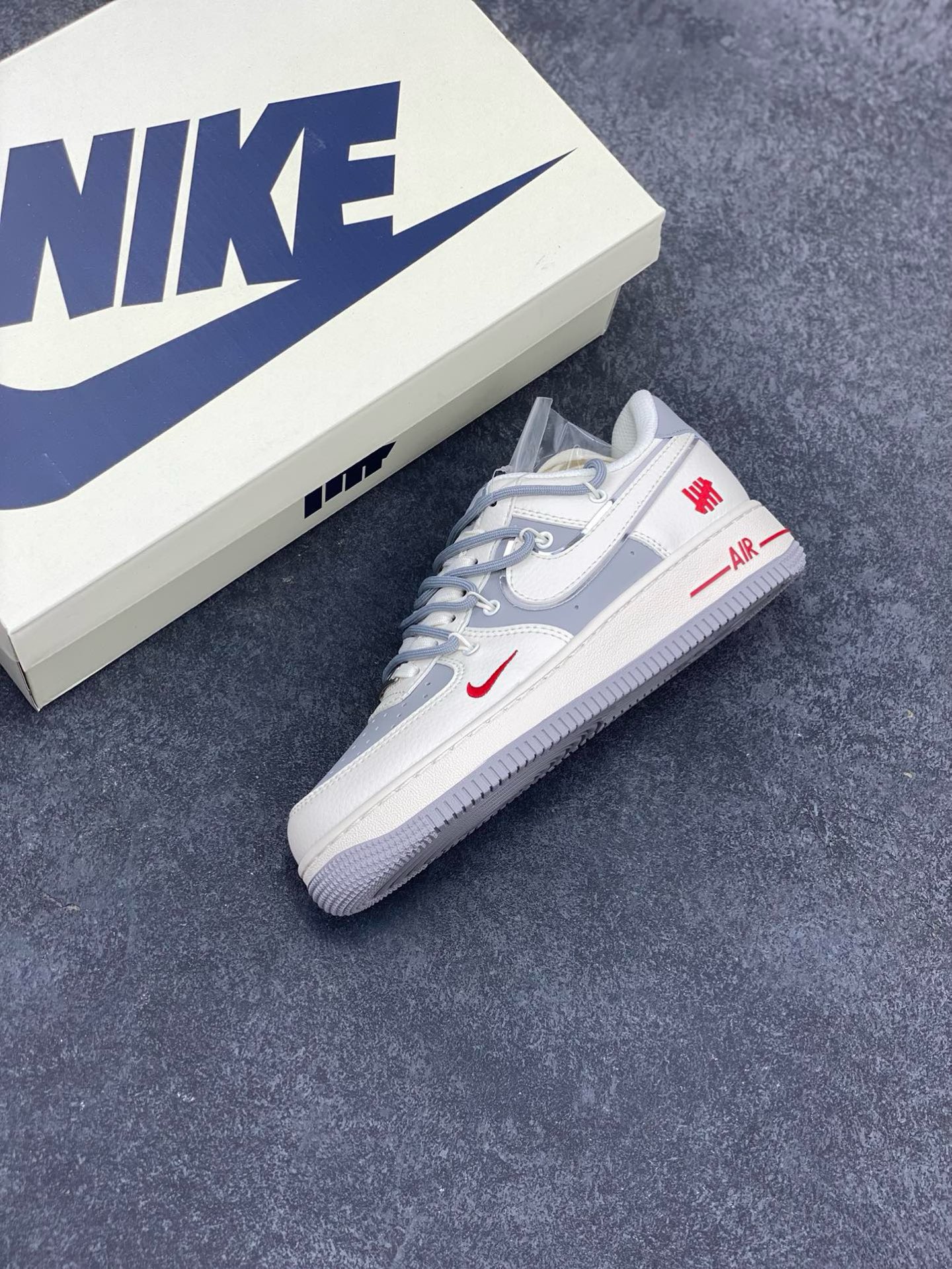 图片[7]-福利特价 Nike Air Force 1 \’07 Low “UN联名——米灰银抽绳”空军一号 高端定制 低帮 运动鞋 休闲鞋 折边针车 工艺难度大 原楦头原纸板 原装鞋盒 定制五金配件 内置全掌气垫 原厂鞋底 货号：SJ1198-500 尺码：36 36.5 37.5 38 38.5 39 40 40.5 41 42 42.5 43 44 44.5 45-选品中心