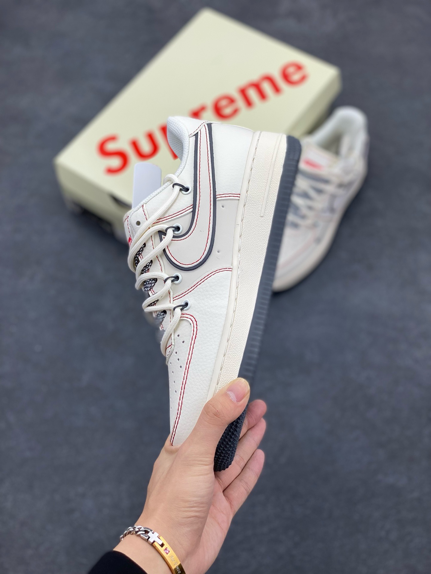 图片[3]-福利特价 Nike Air Force 1 \’07 Low “Supreme联名——灰红线抽绳”空军一号 高端定制 低帮 运动鞋 休闲鞋 折边针车 工艺难度大 原楦头原纸板 原装鞋盒 定制五金配件 内置全掌气垫 原厂鞋底 货号：SJ1198-600 尺码：36 36.5 37.5 38 38.5 39 40 40.5 41 42 42.5 43 44 44.5 45-选品中心