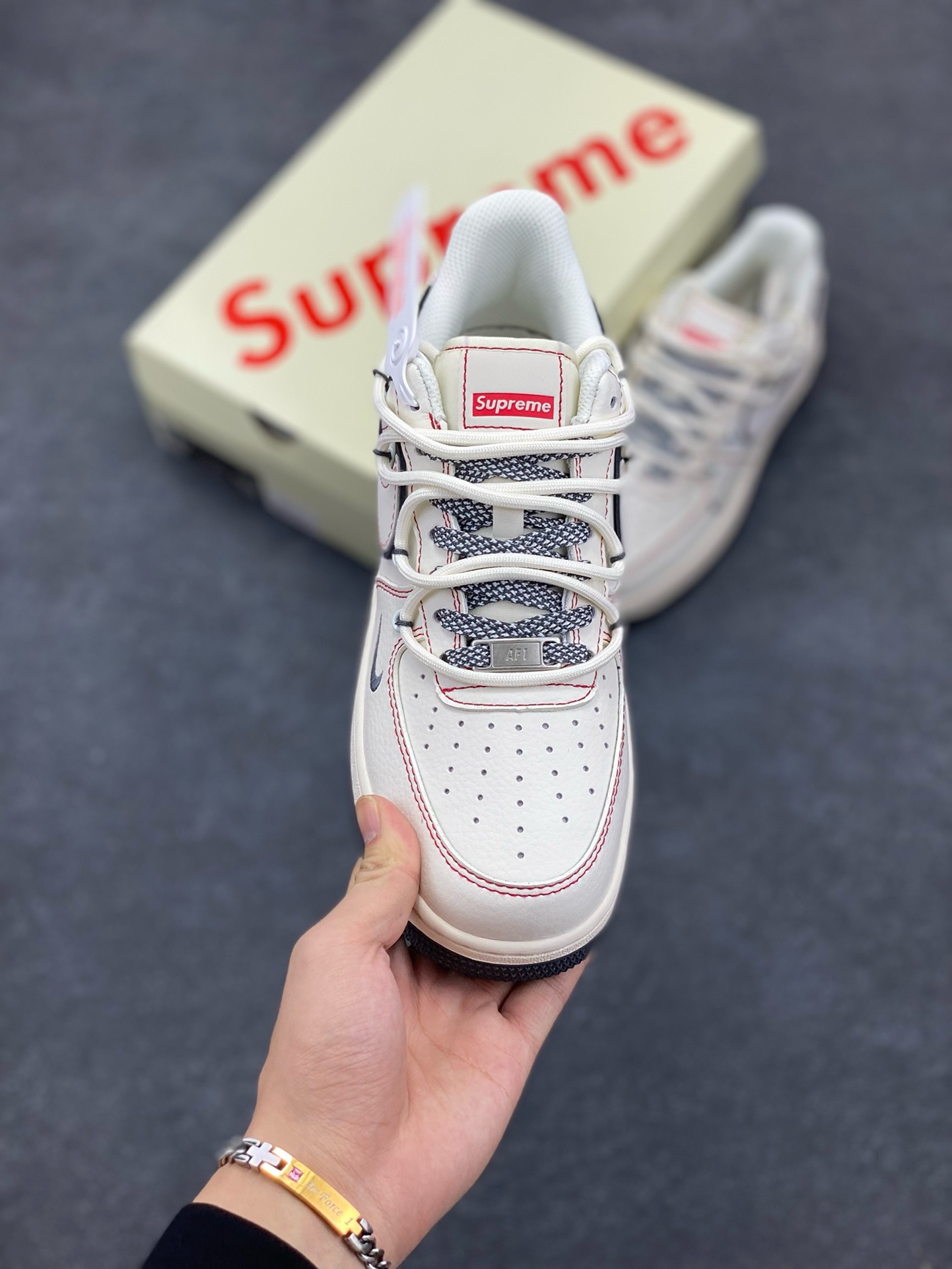 图片[2]-福利特价 Nike Air Force 1 \’07 Low “Supreme联名——灰红线抽绳”空军一号 高端定制 低帮 运动鞋 休闲鞋 折边针车 工艺难度大 原楦头原纸板 原装鞋盒 定制五金配件 内置全掌气垫 原厂鞋底 货号：SJ1198-600 尺码：36 36.5 37.5 38 38.5 39 40 40.5 41 42 42.5 43 44 44.5 45-选品中心