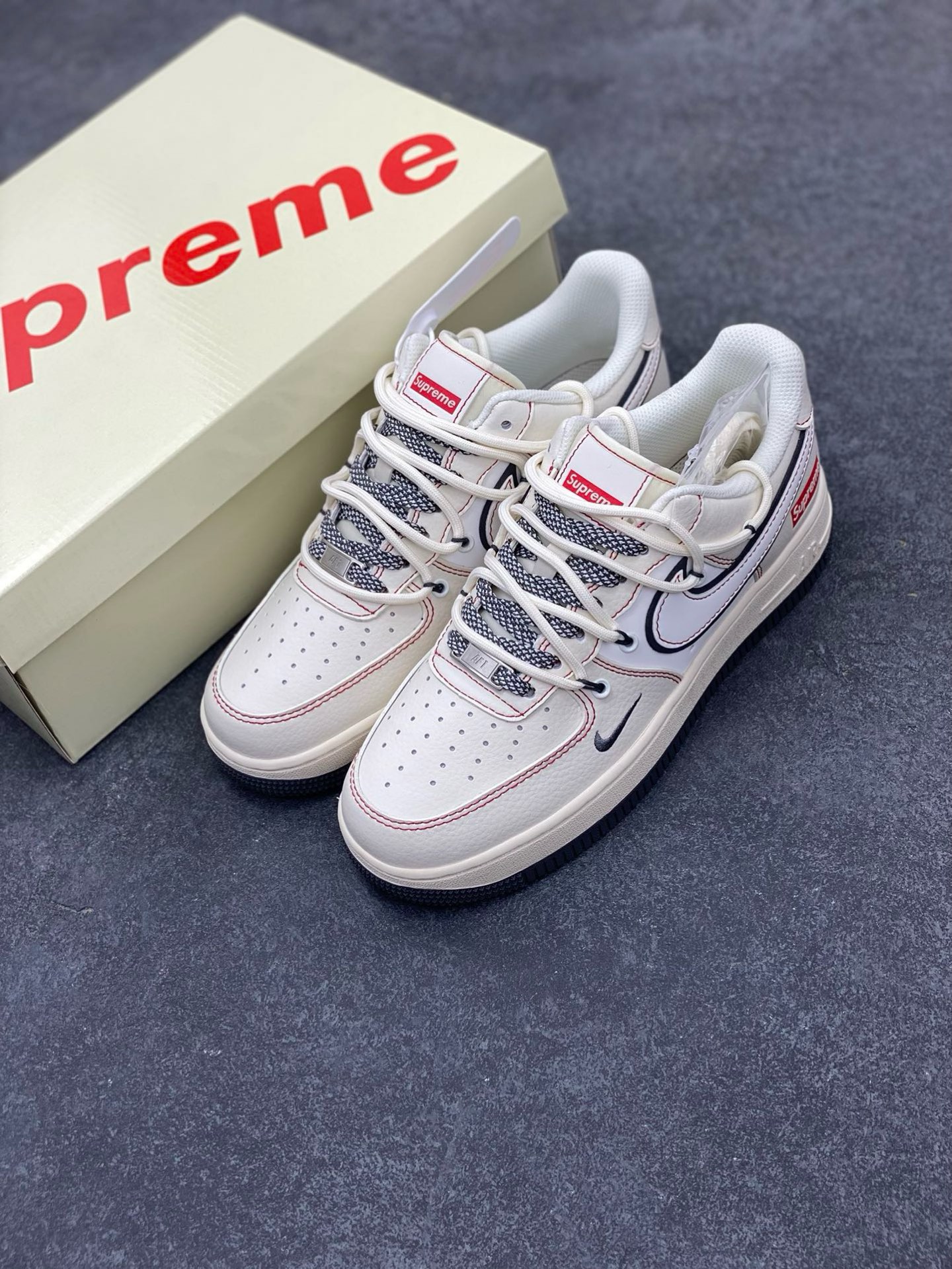 图片[8]-福利特价 Nike Air Force 1 \’07 Low “Supreme联名——灰红线抽绳”空军一号 高端定制 低帮 运动鞋 休闲鞋 折边针车 工艺难度大 原楦头原纸板 原装鞋盒 定制五金配件 内置全掌气垫 原厂鞋底 货号：SJ1198-600 尺码：36 36.5 37.5 38 38.5 39 40 40.5 41 42 42.5 43 44 44.5 45-选品中心