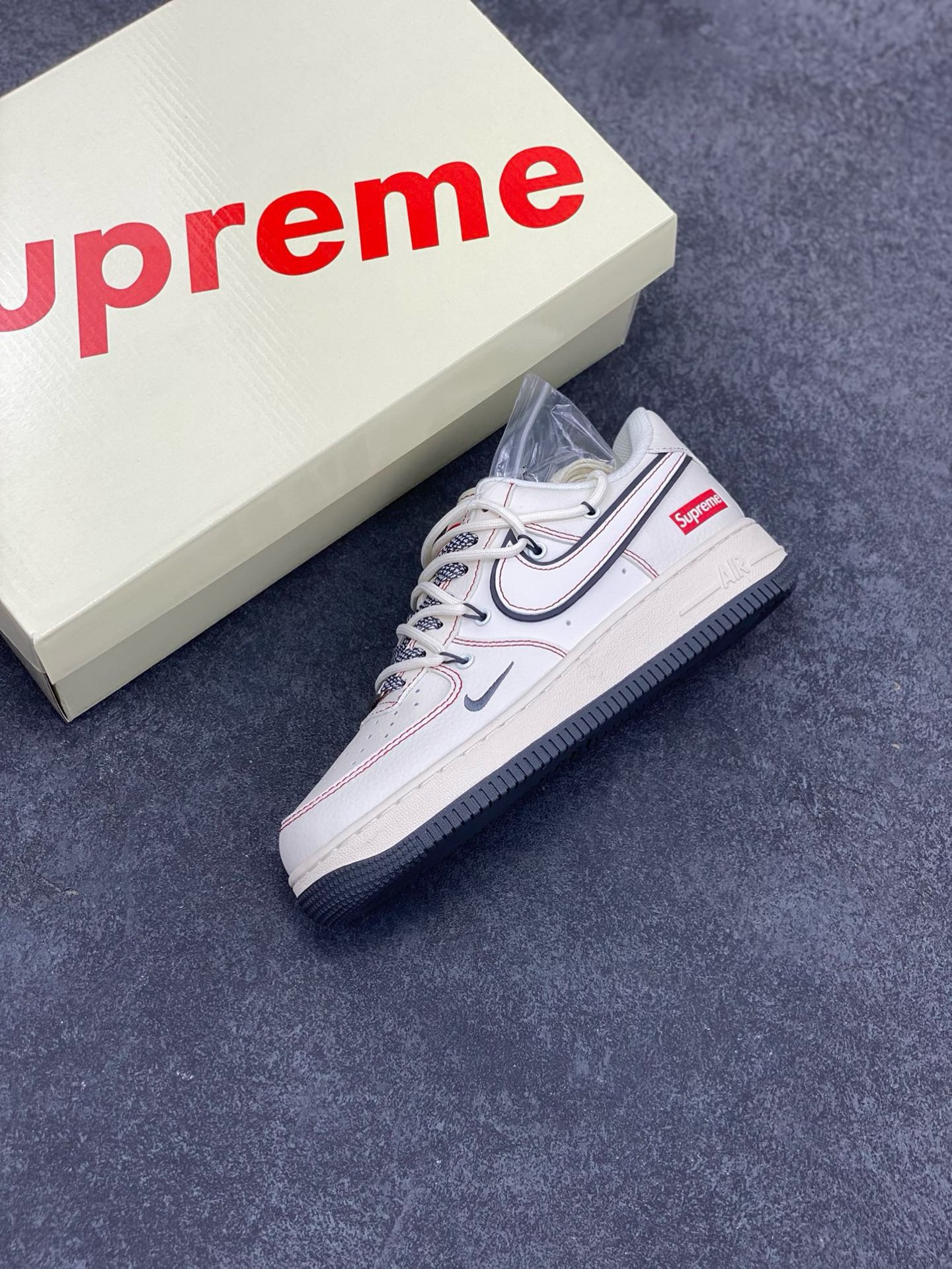 图片[7]-福利特价 Nike Air Force 1 \’07 Low “Supreme联名——灰红线抽绳”空军一号 高端定制 低帮 运动鞋 休闲鞋 折边针车 工艺难度大 原楦头原纸板 原装鞋盒 定制五金配件 内置全掌气垫 原厂鞋底 货号：SJ1198-600 尺码：36 36.5 37.5 38 38.5 39 40 40.5 41 42 42.5 43 44 44.5 45-选品中心