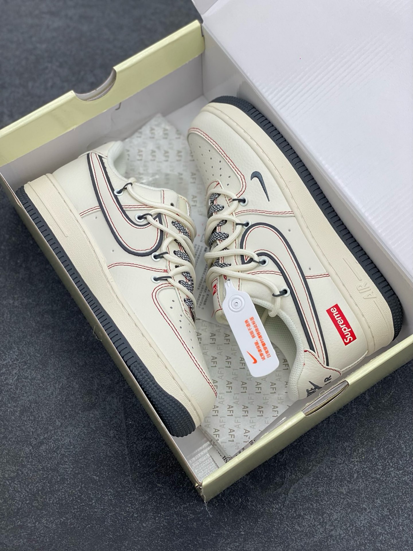 图片[9]-福利特价 Nike Air Force 1 \’07 Low “Supreme联名——灰红线抽绳”空军一号 高端定制 低帮 运动鞋 休闲鞋 折边针车 工艺难度大 原楦头原纸板 原装鞋盒 定制五金配件 内置全掌气垫 原厂鞋底 货号：SJ1198-600 尺码：36 36.5 37.5 38 38.5 39 40 40.5 41 42 42.5 43 44 44.5 45-选品中心