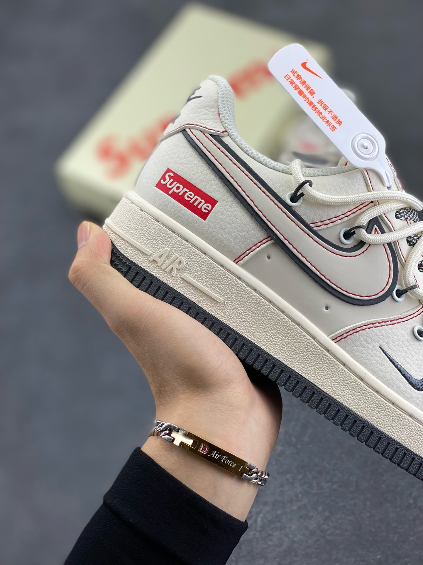 图片[6]-福利特价 Nike Air Force 1 \’07 Low “Supreme联名——灰红线抽绳”空军一号 高端定制 低帮 运动鞋 休闲鞋 折边针车 工艺难度大 原楦头原纸板 原装鞋盒 定制五金配件 内置全掌气垫 原厂鞋底 货号：SJ1198-600 尺码：36 36.5 37.5 38 38.5 39 40 40.5 41 42 42.5 43 44 44.5 45-选品中心