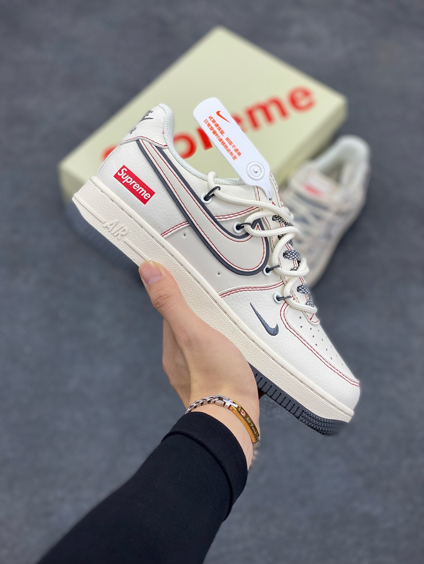 福利特价 Nike Air Force 1 \’07 Low “Supreme联名——灰红线抽绳”空军一号 高端定制 低帮 运动鞋 休闲鞋 折边针车 工艺难度大 原楦头原纸板 原装鞋盒 定制五金配件 内置全掌气垫 原厂鞋底 货号：SJ1198-600 尺码：36 36.5 37.5 38 38.5 39 40 40.5 41 42 42.5 43 44 44.5 45-选品中心