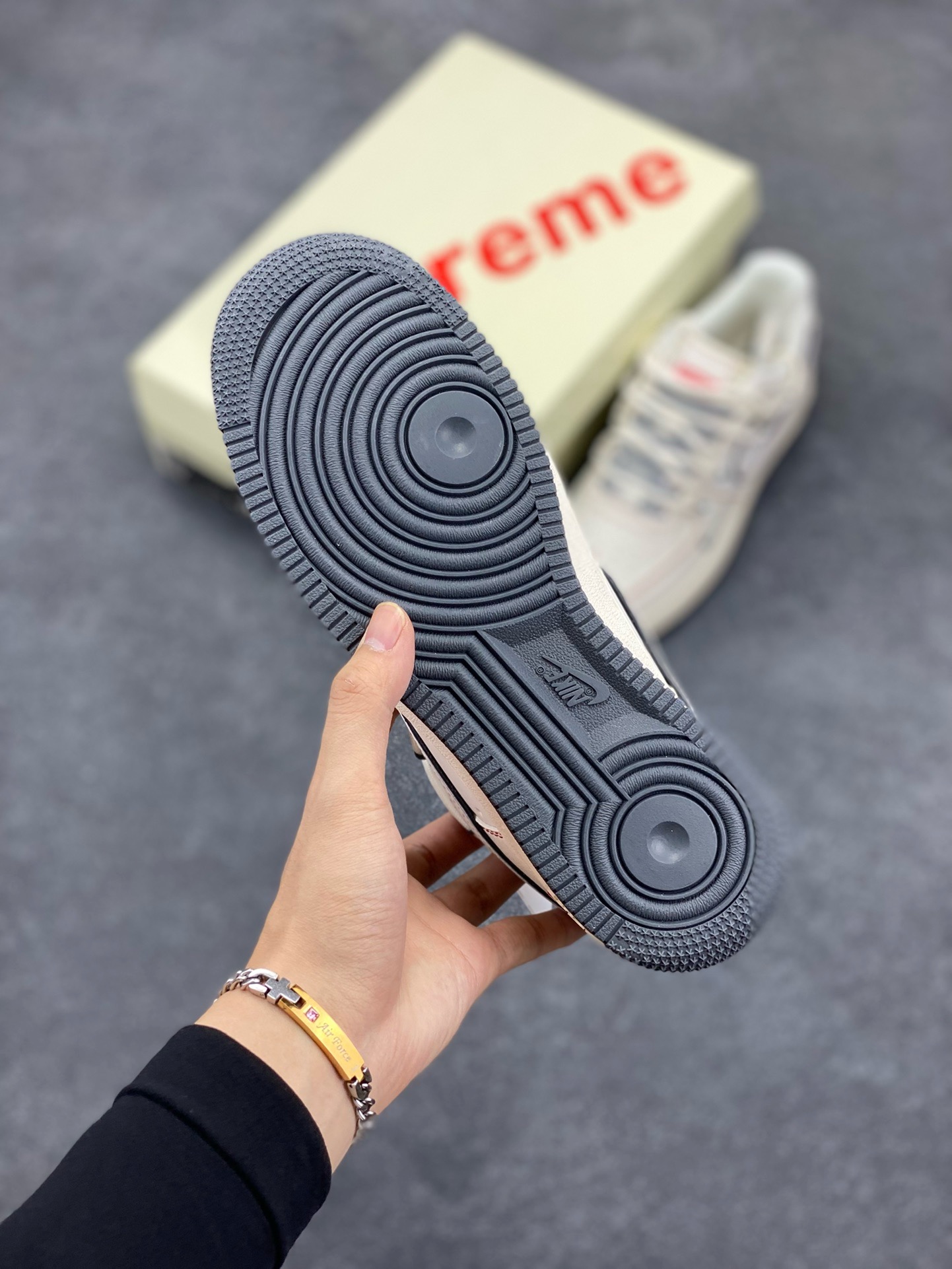 图片[5]-福利特价 Nike Air Force 1 \’07 Low “Supreme联名——灰红线抽绳”空军一号 高端定制 低帮 运动鞋 休闲鞋 折边针车 工艺难度大 原楦头原纸板 原装鞋盒 定制五金配件 内置全掌气垫 原厂鞋底 货号：SJ1198-600 尺码：36 36.5 37.5 38 38.5 39 40 40.5 41 42 42.5 43 44 44.5 45-选品中心