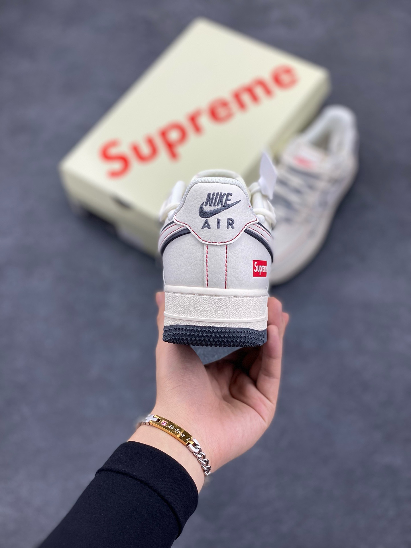 图片[4]-福利特价 Nike Air Force 1 \’07 Low “Supreme联名——灰红线抽绳”空军一号 高端定制 低帮 运动鞋 休闲鞋 折边针车 工艺难度大 原楦头原纸板 原装鞋盒 定制五金配件 内置全掌气垫 原厂鞋底 货号：SJ1198-600 尺码：36 36.5 37.5 38 38.5 39 40 40.5 41 42 42.5 43 44 44.5 45-选品中心