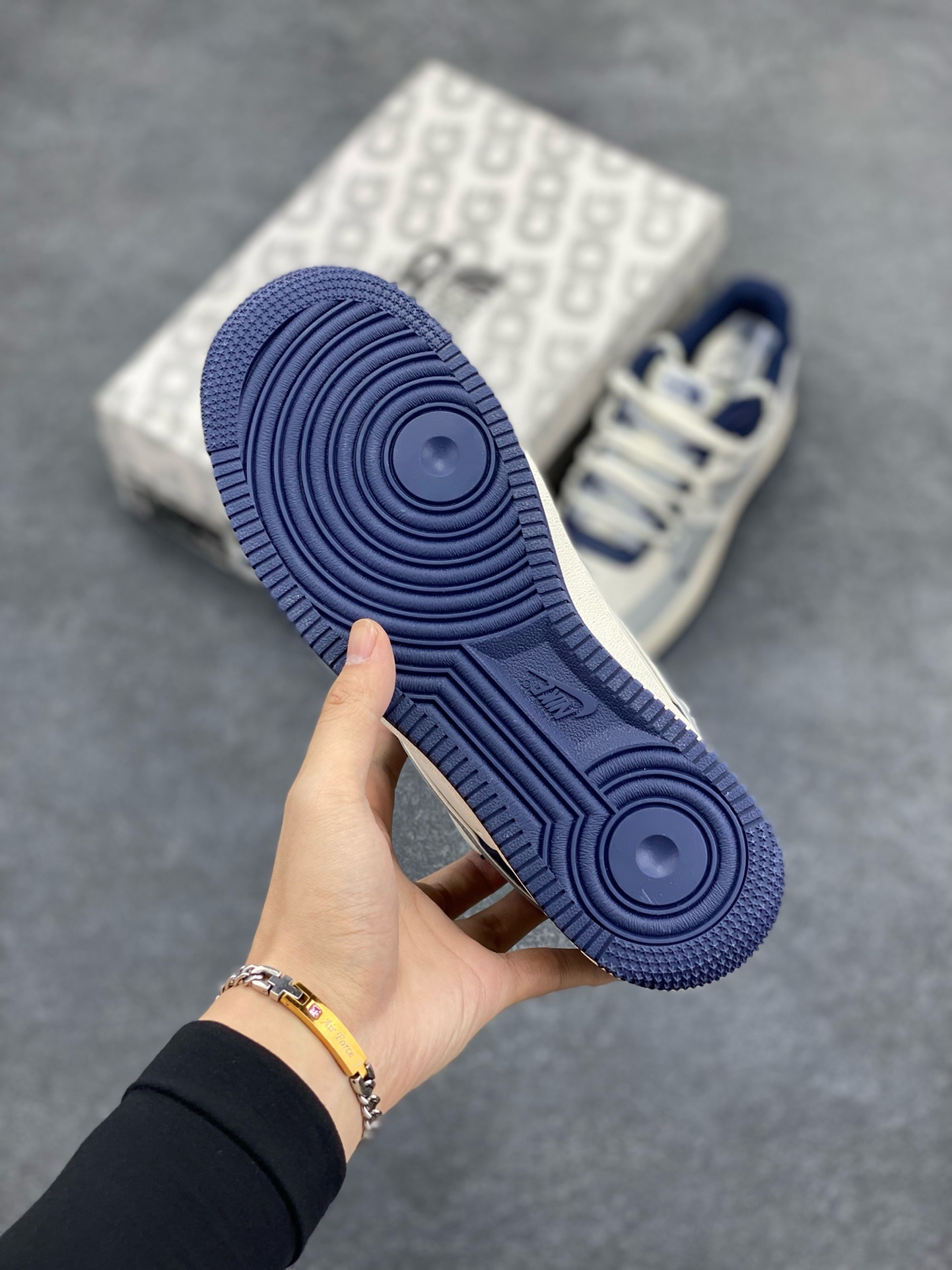 图片[5]-福利特价 Nike Air Force 1 \’07 Low “北面联名——灰蓝银抽绳”空军一号 高端定制 低帮 运动鞋 休闲鞋 折边针车 工艺难度大 原楦头原纸板 原装鞋盒 定制五金配件 内置全掌气垫 原厂鞋底 货号：SJ1198-700 尺码：36 36.5 37.5 38 38.5 39 40 40.5 41 42 42.5 43 44 44.5 45-选品中心