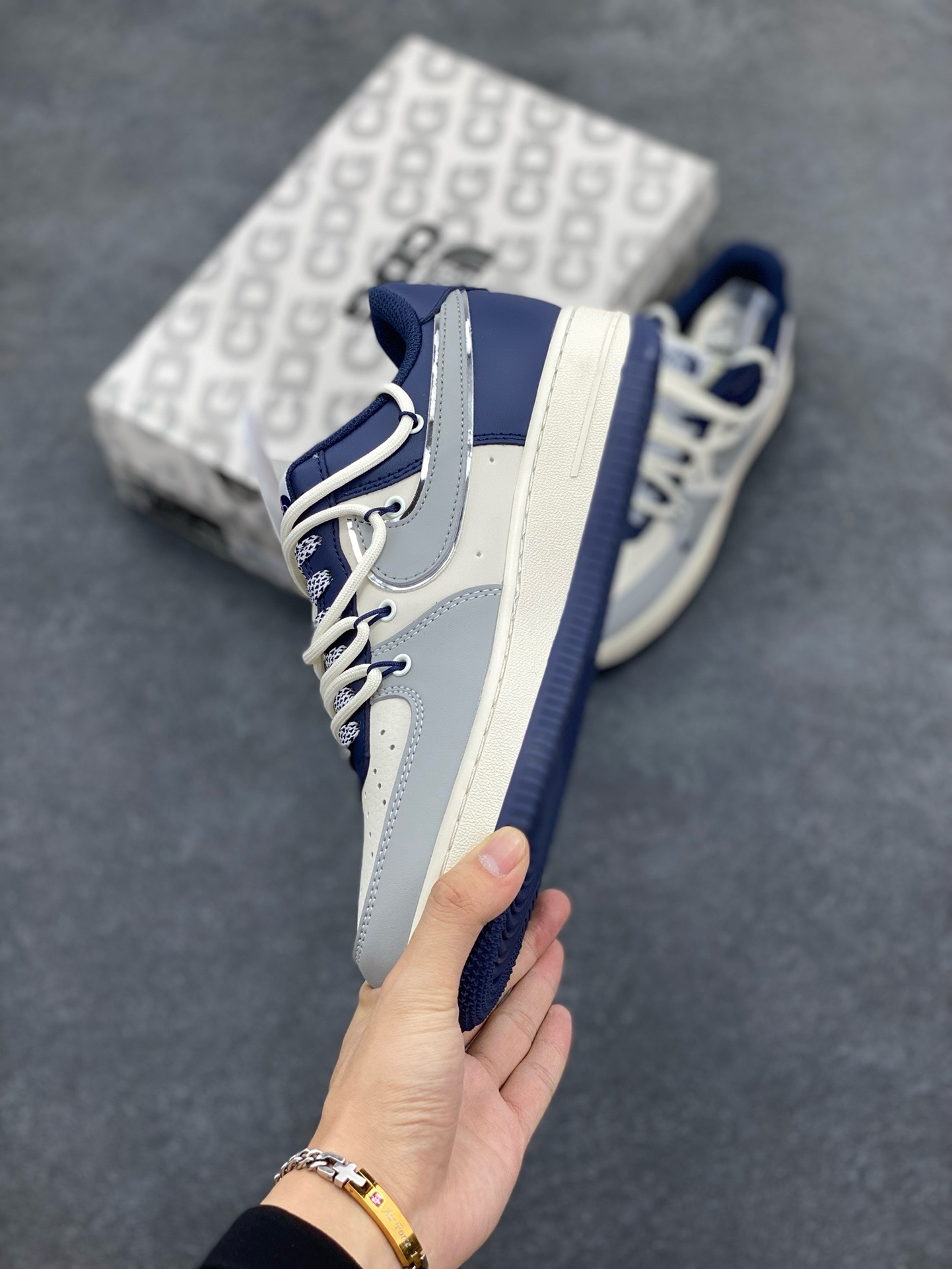 图片[3]-福利特价 Nike Air Force 1 \’07 Low “北面联名——灰蓝银抽绳”空军一号 高端定制 低帮 运动鞋 休闲鞋 折边针车 工艺难度大 原楦头原纸板 原装鞋盒 定制五金配件 内置全掌气垫 原厂鞋底 货号：SJ1198-700 尺码：36 36.5 37.5 38 38.5 39 40 40.5 41 42 42.5 43 44 44.5 45-选品中心
