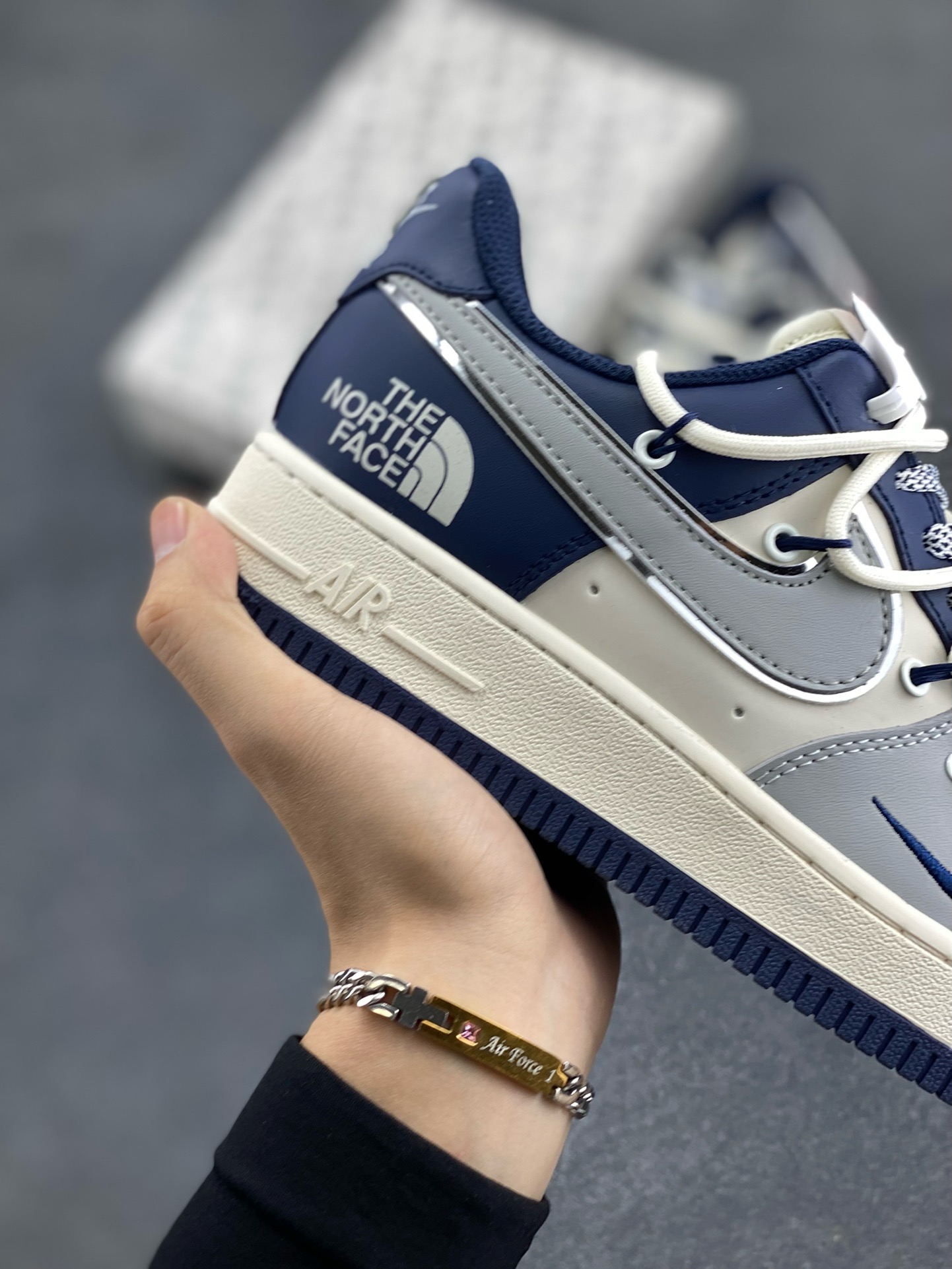 图片[6]-福利特价 Nike Air Force 1 \’07 Low “北面联名——灰蓝银抽绳”空军一号 高端定制 低帮 运动鞋 休闲鞋 折边针车 工艺难度大 原楦头原纸板 原装鞋盒 定制五金配件 内置全掌气垫 原厂鞋底 货号：SJ1198-700 尺码：36 36.5 37.5 38 38.5 39 40 40.5 41 42 42.5 43 44 44.5 45-选品中心