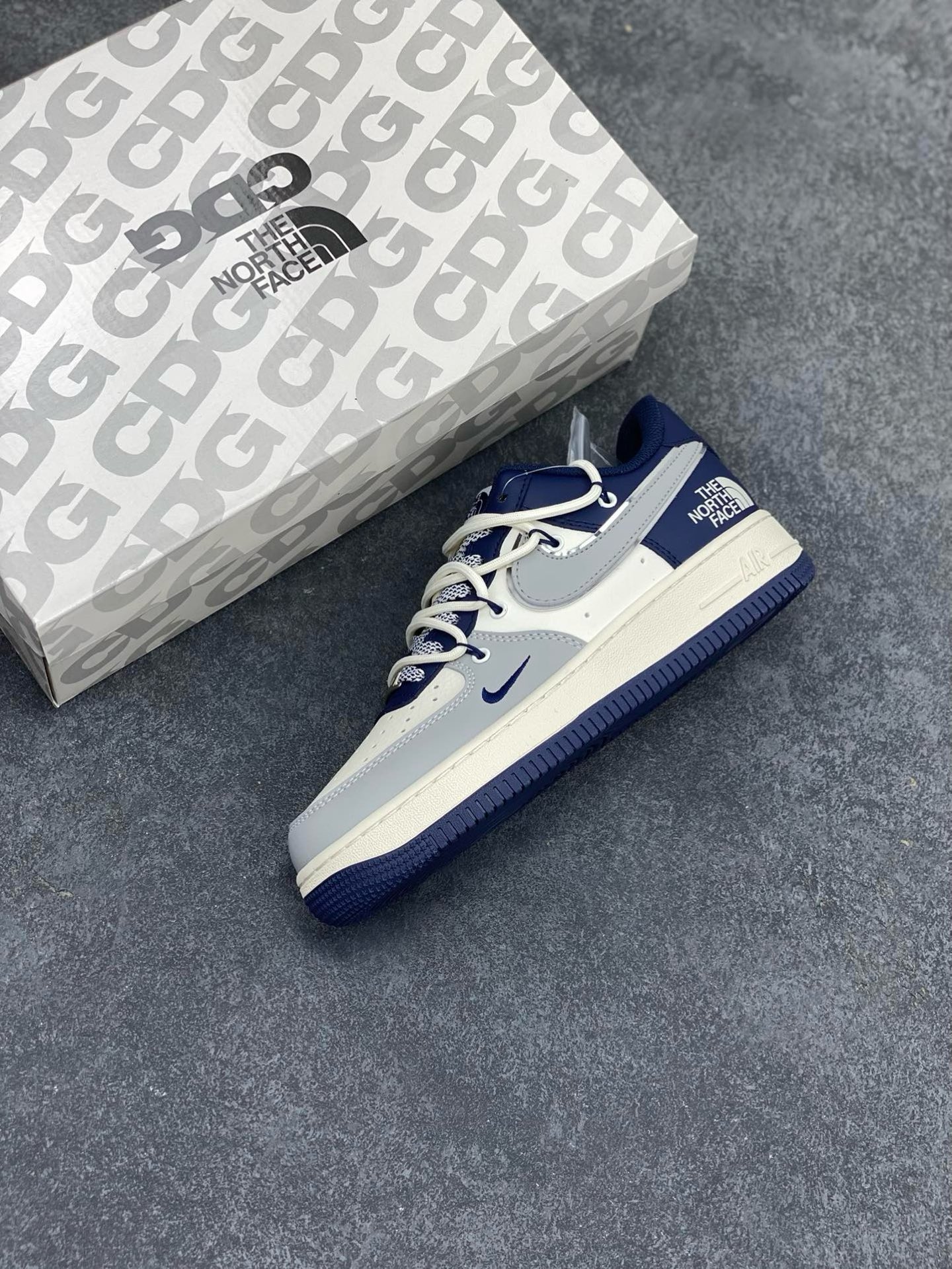 图片[7]-福利特价 Nike Air Force 1 \’07 Low “北面联名——灰蓝银抽绳”空军一号 高端定制 低帮 运动鞋 休闲鞋 折边针车 工艺难度大 原楦头原纸板 原装鞋盒 定制五金配件 内置全掌气垫 原厂鞋底 货号：SJ1198-700 尺码：36 36.5 37.5 38 38.5 39 40 40.5 41 42 42.5 43 44 44.5 45-选品中心