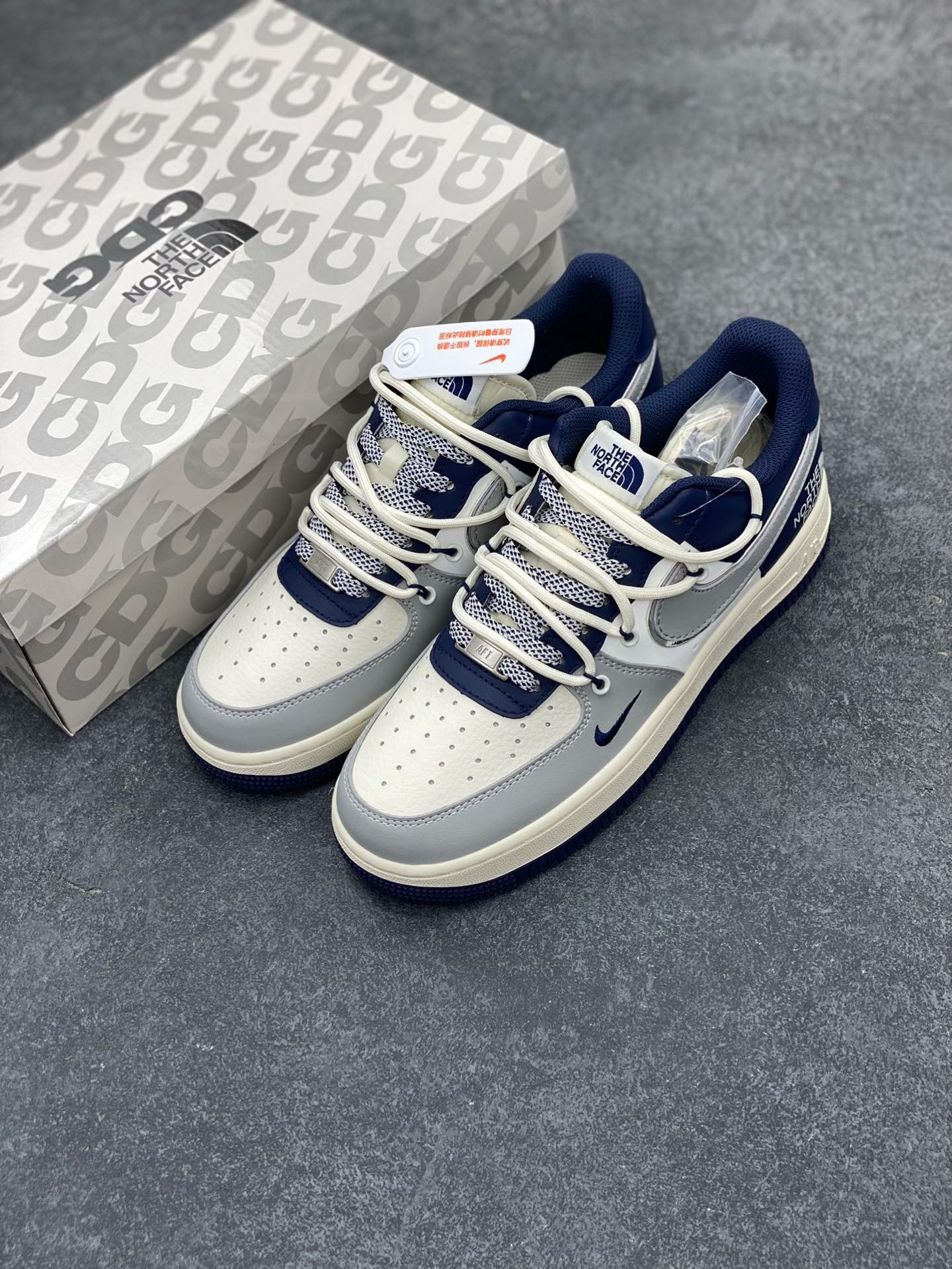 图片[8]-福利特价 Nike Air Force 1 \’07 Low “北面联名——灰蓝银抽绳”空军一号 高端定制 低帮 运动鞋 休闲鞋 折边针车 工艺难度大 原楦头原纸板 原装鞋盒 定制五金配件 内置全掌气垫 原厂鞋底 货号：SJ1198-700 尺码：36 36.5 37.5 38 38.5 39 40 40.5 41 42 42.5 43 44 44.5 45-选品中心