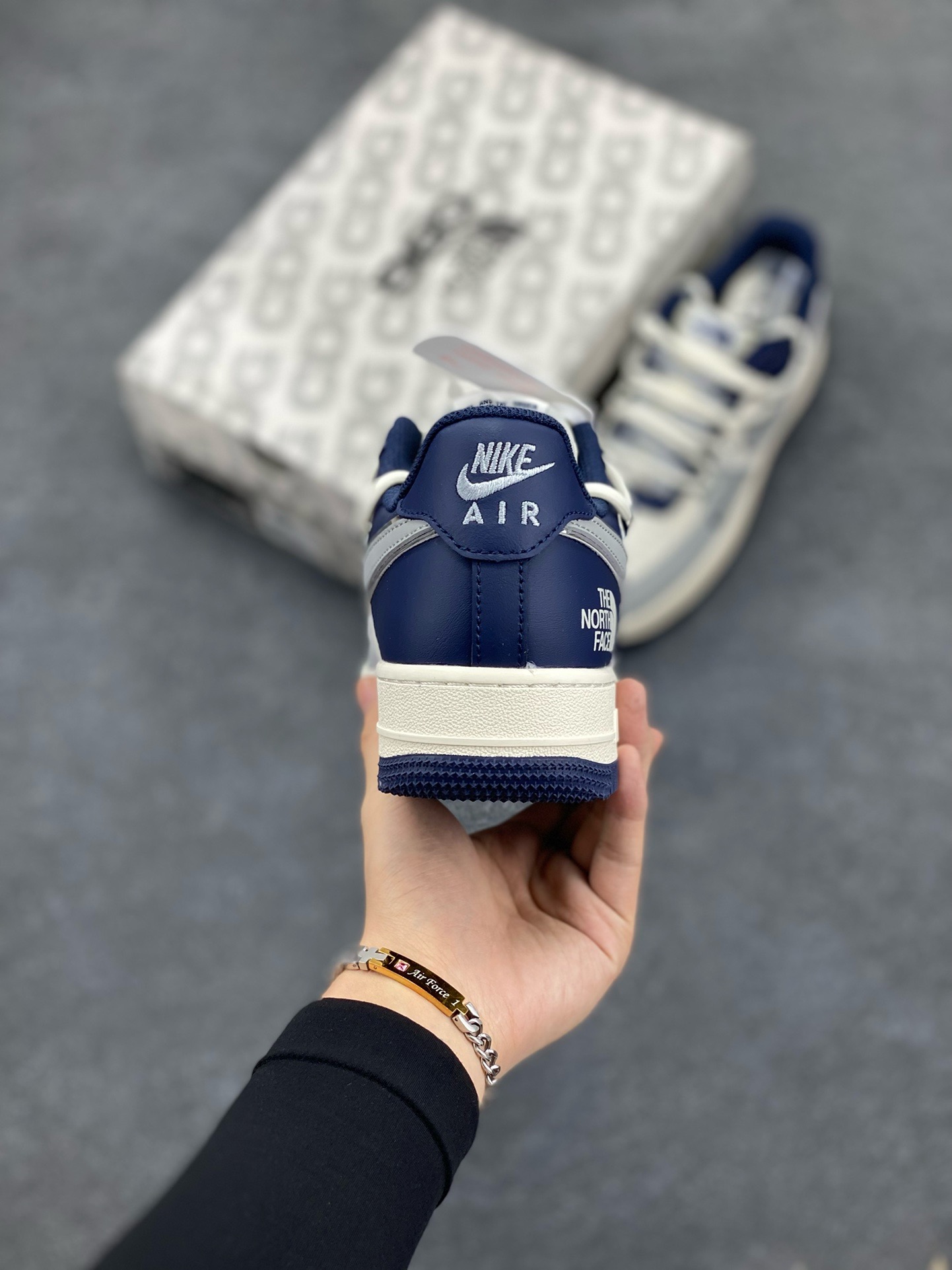 图片[4]-福利特价 Nike Air Force 1 \’07 Low “北面联名——灰蓝银抽绳”空军一号 高端定制 低帮 运动鞋 休闲鞋 折边针车 工艺难度大 原楦头原纸板 原装鞋盒 定制五金配件 内置全掌气垫 原厂鞋底 货号：SJ1198-700 尺码：36 36.5 37.5 38 38.5 39 40 40.5 41 42 42.5 43 44 44.5 45-选品中心