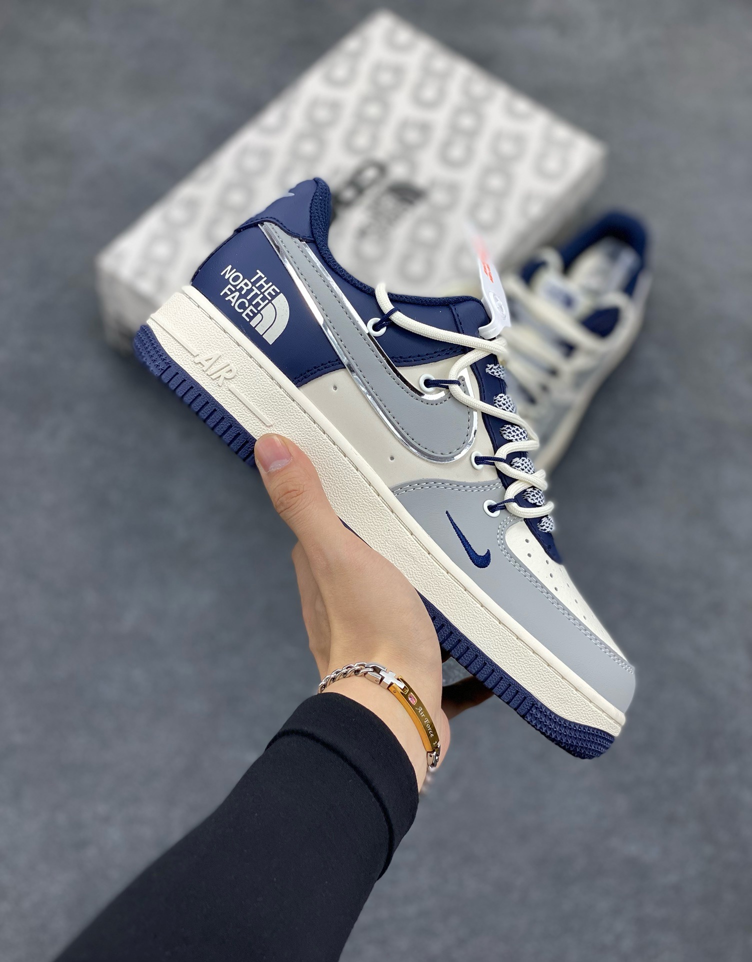 福利特价 Nike Air Force 1 \'07 Low “北面联名——灰蓝银抽绳”空军一号 高端定制 低帮 运动鞋 休闲鞋 折边针车 工艺难度大 原楦头原纸板 原装鞋盒 定制五金配件 内置全掌气垫 原厂鞋底 货号：SJ1198-700 尺码：36 36.5 37.5 38 38.5 39 40 40.5 41 42 42.5 43 44 44.5 45-选品中心