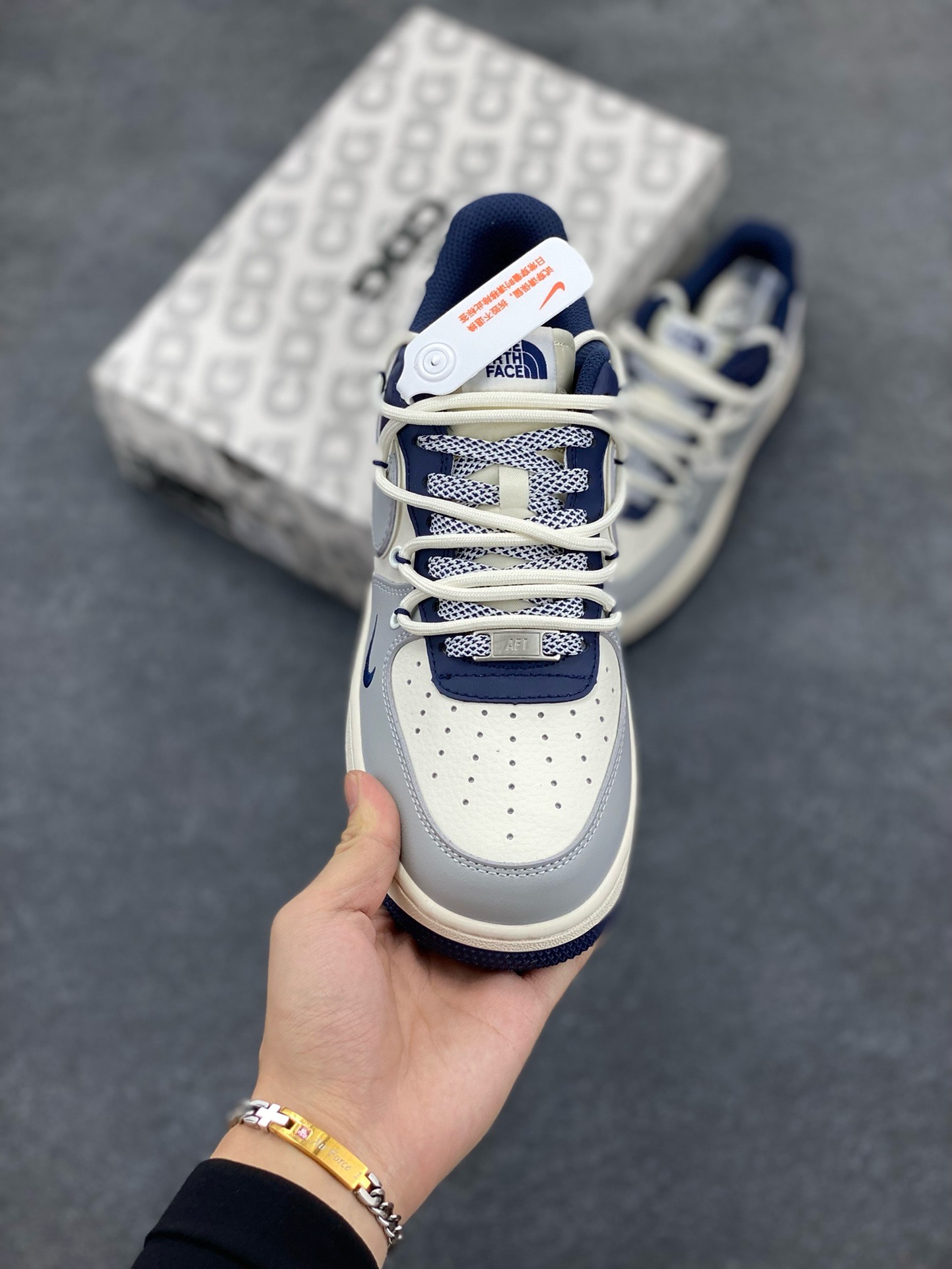 图片[2]-福利特价 Nike Air Force 1 \’07 Low “北面联名——灰蓝银抽绳”空军一号 高端定制 低帮 运动鞋 休闲鞋 折边针车 工艺难度大 原楦头原纸板 原装鞋盒 定制五金配件 内置全掌气垫 原厂鞋底 货号：SJ1198-700 尺码：36 36.5 37.5 38 38.5 39 40 40.5 41 42 42.5 43 44 44.5 45-选品中心