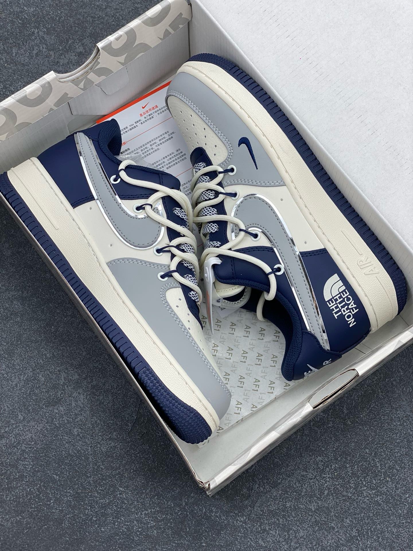 图片[9]-福利特价 Nike Air Force 1 \’07 Low “北面联名——灰蓝银抽绳”空军一号 高端定制 低帮 运动鞋 休闲鞋 折边针车 工艺难度大 原楦头原纸板 原装鞋盒 定制五金配件 内置全掌气垫 原厂鞋底 货号：SJ1198-700 尺码：36 36.5 37.5 38 38.5 39 40 40.5 41 42 42.5 43 44 44.5 45-选品中心