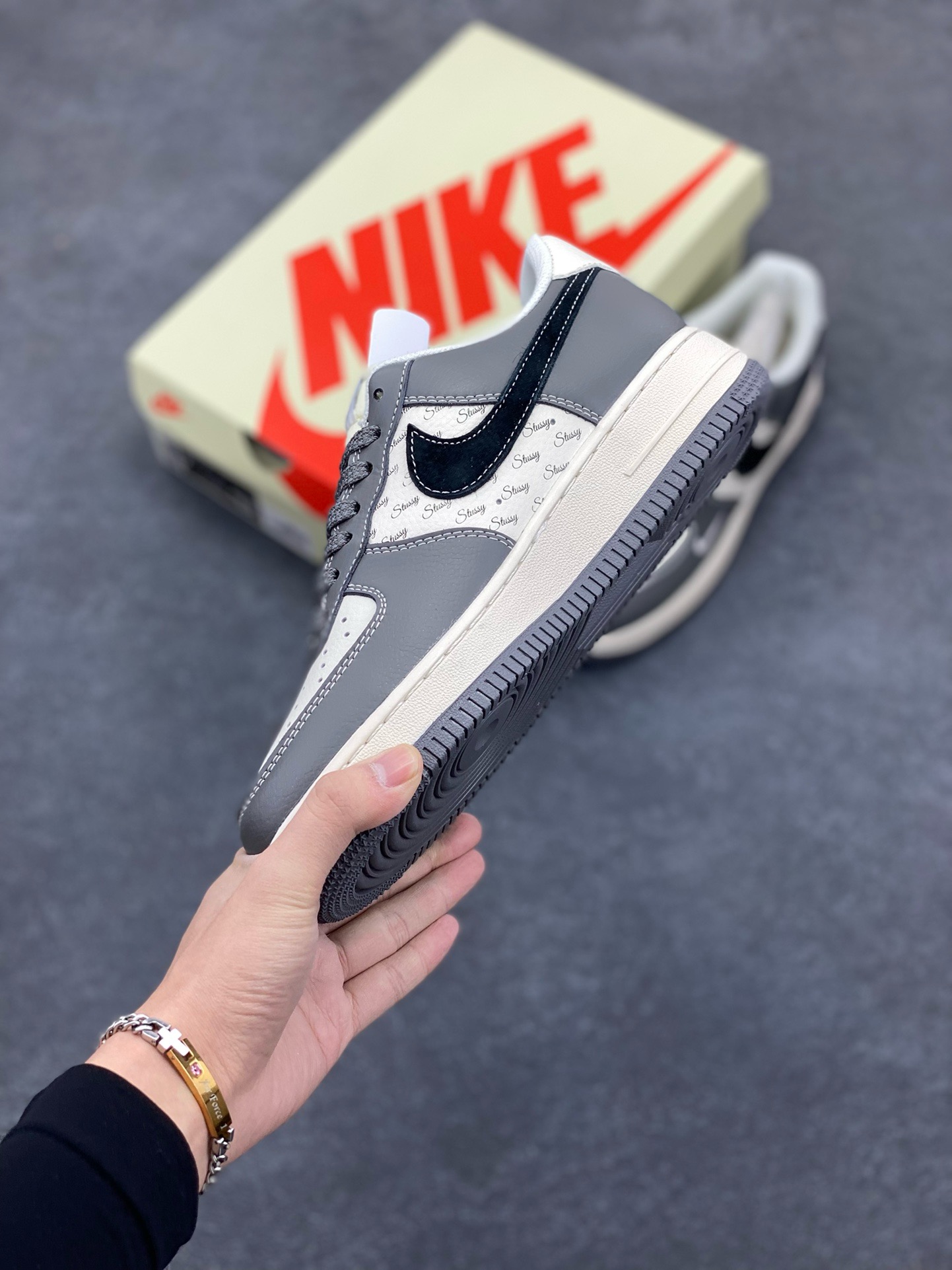 图片[3]-NIke Air Force 1 \’07 Low “斯图西联名–星云灰”空军一号 低帮 运动鞋 休闲鞋 折边针车 工艺难度大 原楦头原纸板 原装鞋盒 定制五金配件 内置全掌气垫 原厂鞋底 货号：XZ3328-168 尺码：36 36.5 37.5 38 38.5 39 40 40.5 41 42 42.5 43 44 44.5 45-选品中心
