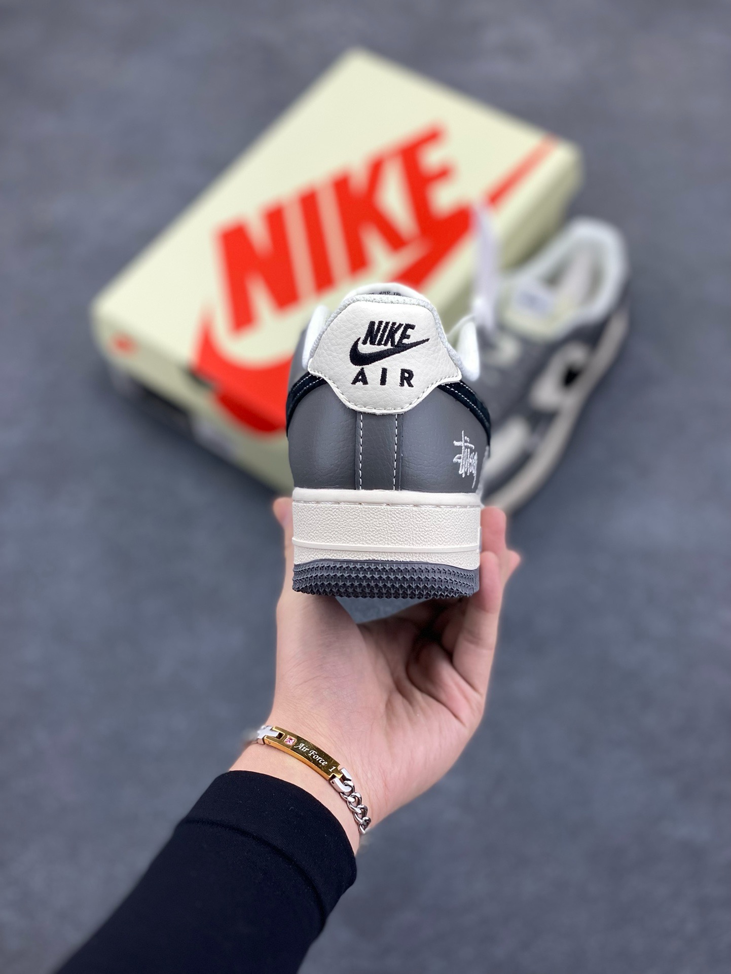 图片[4]-NIke Air Force 1 \’07 Low “斯图西联名–星云灰”空军一号 低帮 运动鞋 休闲鞋 折边针车 工艺难度大 原楦头原纸板 原装鞋盒 定制五金配件 内置全掌气垫 原厂鞋底 货号：XZ3328-168 尺码：36 36.5 37.5 38 38.5 39 40 40.5 41 42 42.5 43 44 44.5 45-选品中心