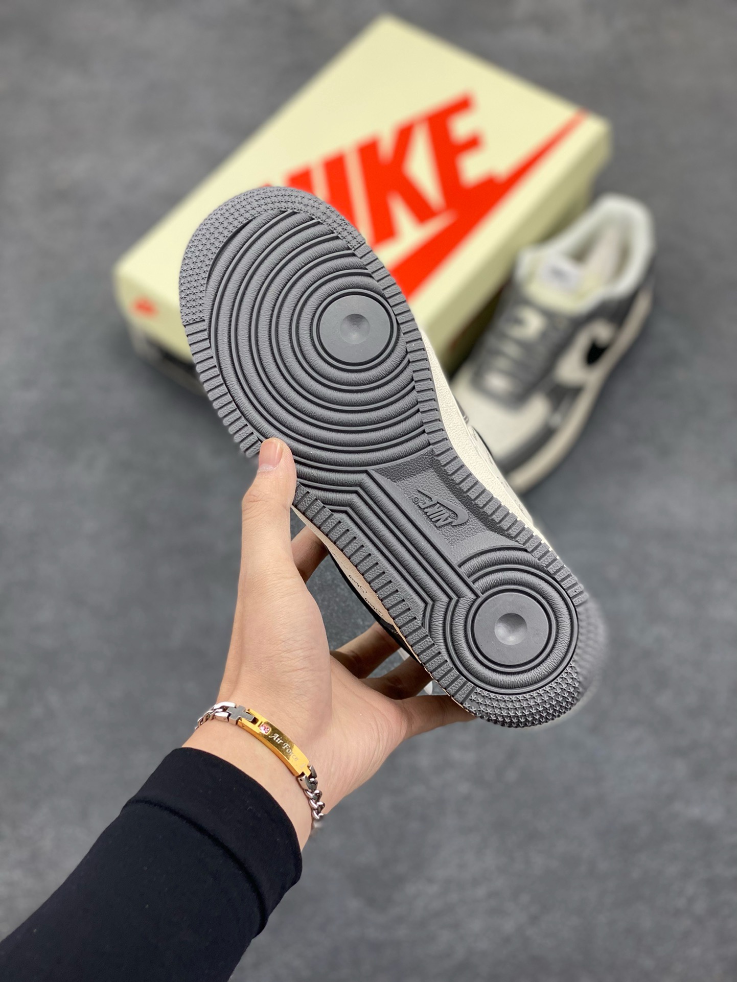 图片[5]-NIke Air Force 1 \’07 Low “斯图西联名–星云灰”空军一号 低帮 运动鞋 休闲鞋 折边针车 工艺难度大 原楦头原纸板 原装鞋盒 定制五金配件 内置全掌气垫 原厂鞋底 货号：XZ3328-168 尺码：36 36.5 37.5 38 38.5 39 40 40.5 41 42 42.5 43 44 44.5 45-选品中心