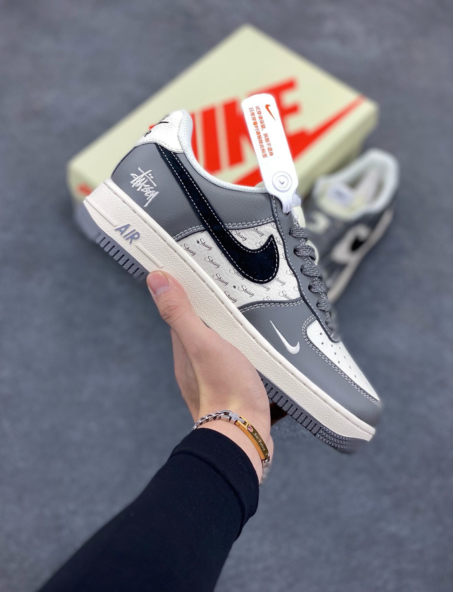 NIke Air Force 1 \'07 Low “斯图西联名--星云灰”空军一号 低帮 运动鞋 休闲鞋 折边针车 工艺难度大 原楦头原纸板 原装鞋盒 定制五金配件 内置全掌气垫 原厂鞋底 货号：XZ3328-168 尺码：36 36.5 37.5 38 38.5 39 40 40.5 41 42 42.5 43 44 44.5 45-选品中心