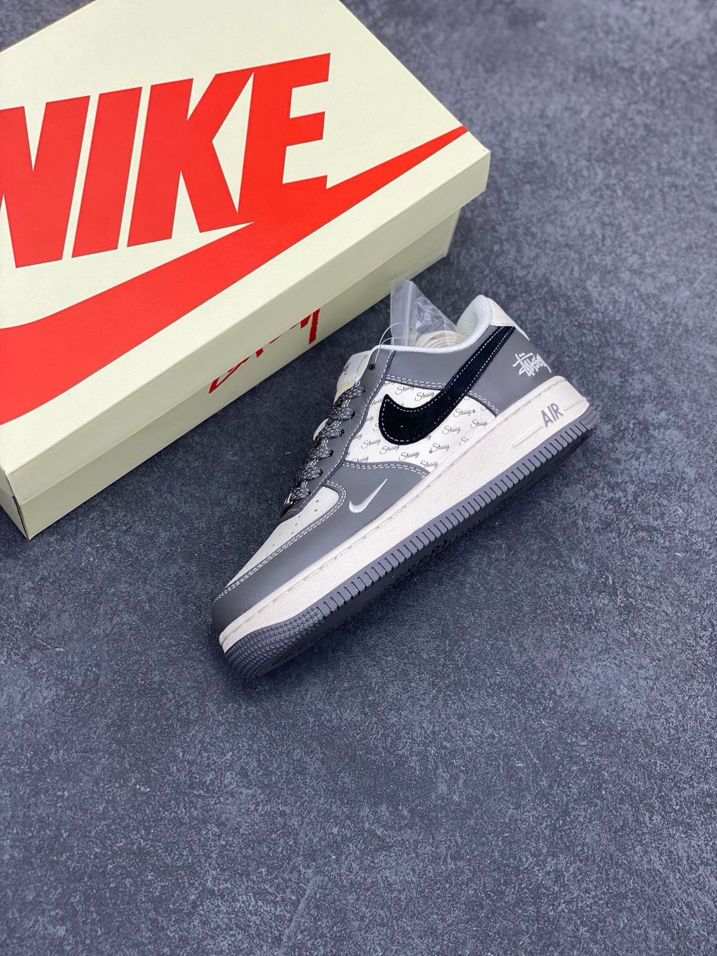 图片[7]-NIke Air Force 1 \’07 Low “斯图西联名–星云灰”空军一号 低帮 运动鞋 休闲鞋 折边针车 工艺难度大 原楦头原纸板 原装鞋盒 定制五金配件 内置全掌气垫 原厂鞋底 货号：XZ3328-168 尺码：36 36.5 37.5 38 38.5 39 40 40.5 41 42 42.5 43 44 44.5 45-选品中心