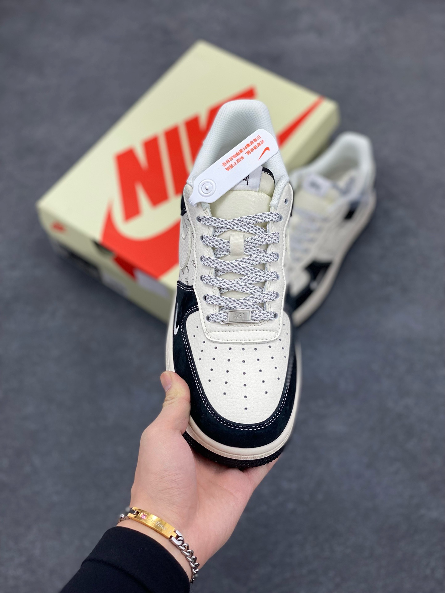 图片[2]-NIke Air Force 1 \’07 Low “斯图西联名–黑白英文”空军一号 低帮 运动鞋 休闲鞋 折边针车 工艺难度大 原楦头原纸板 原装鞋盒 定制五金配件 内置全掌气垫 原厂鞋底 货号：XZ6188-671 尺码：36 36.5 37.5 38 38.5 39 40 40.5 41 42 42.5 43 44 44.5 45-选品中心