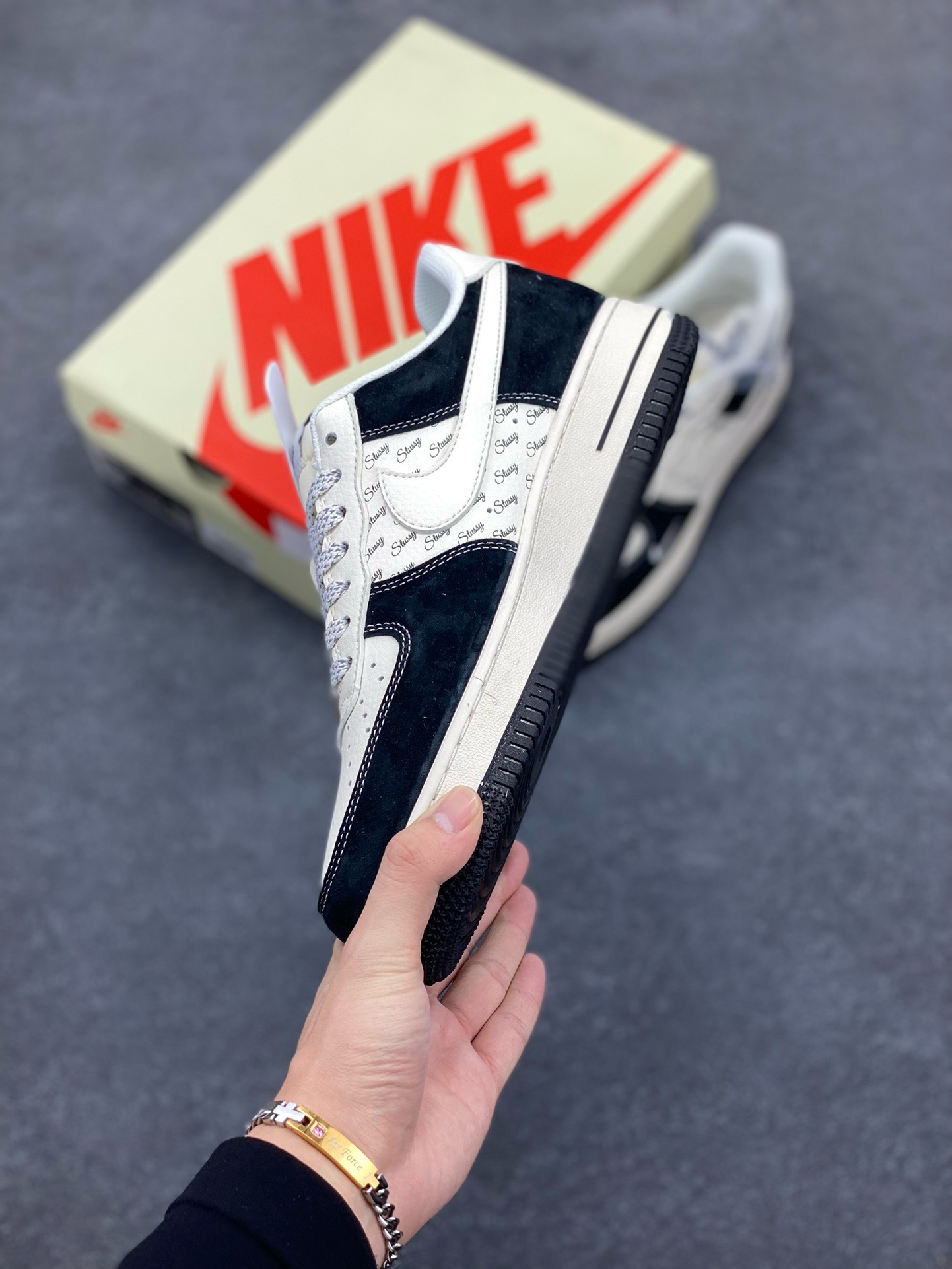 图片[3]-NIke Air Force 1 \’07 Low “斯图西联名–黑白英文”空军一号 低帮 运动鞋 休闲鞋 折边针车 工艺难度大 原楦头原纸板 原装鞋盒 定制五金配件 内置全掌气垫 原厂鞋底 货号：XZ6188-671 尺码：36 36.5 37.5 38 38.5 39 40 40.5 41 42 42.5 43 44 44.5 45-选品中心