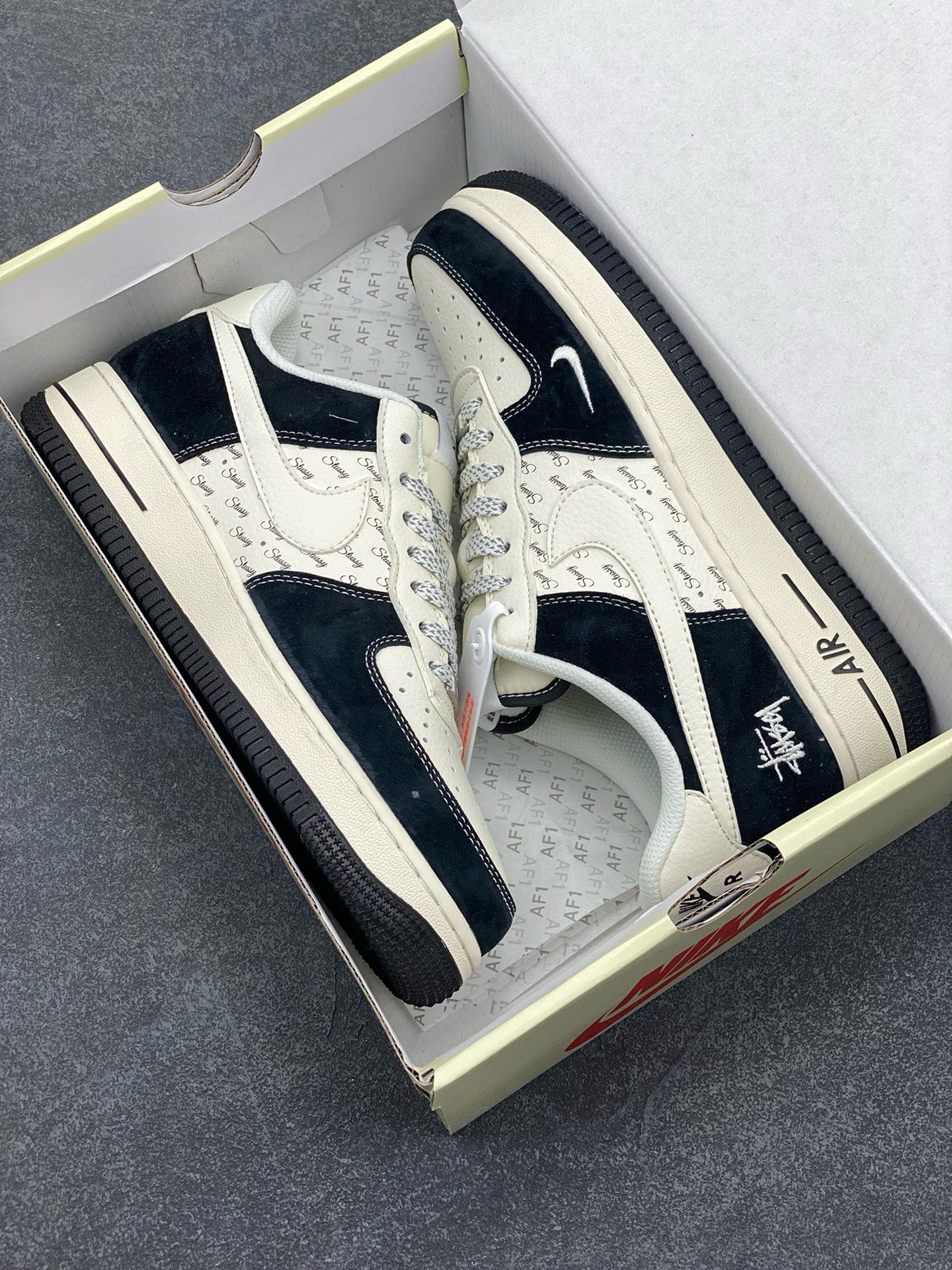 图片[9]-NIke Air Force 1 \’07 Low “斯图西联名–黑白英文”空军一号 低帮 运动鞋 休闲鞋 折边针车 工艺难度大 原楦头原纸板 原装鞋盒 定制五金配件 内置全掌气垫 原厂鞋底 货号：XZ6188-671 尺码：36 36.5 37.5 38 38.5 39 40 40.5 41 42 42.5 43 44 44.5 45-选品中心